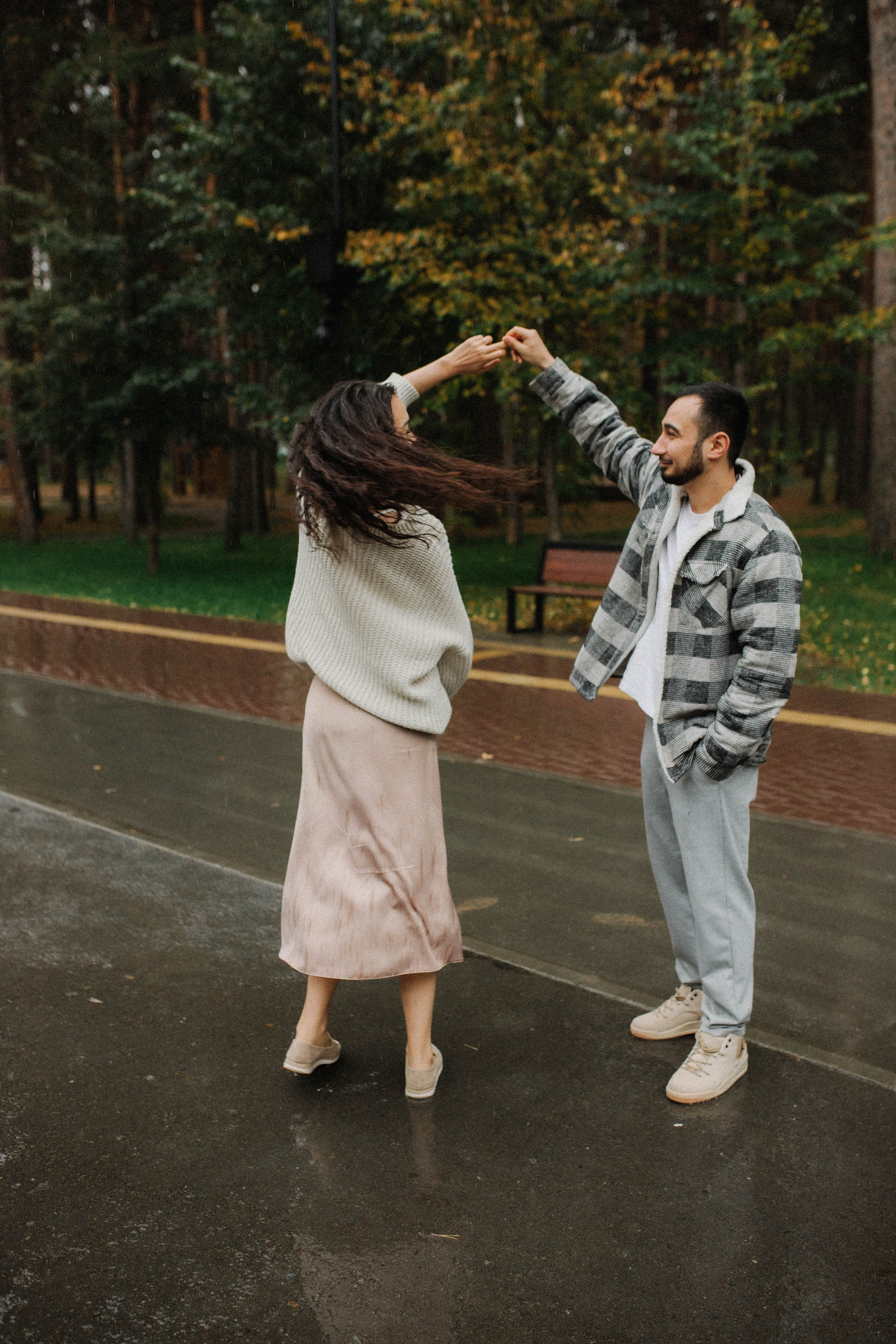 Бегать по сентябрьским лужам вдвоём. Свадебный фотограф Новосибирск