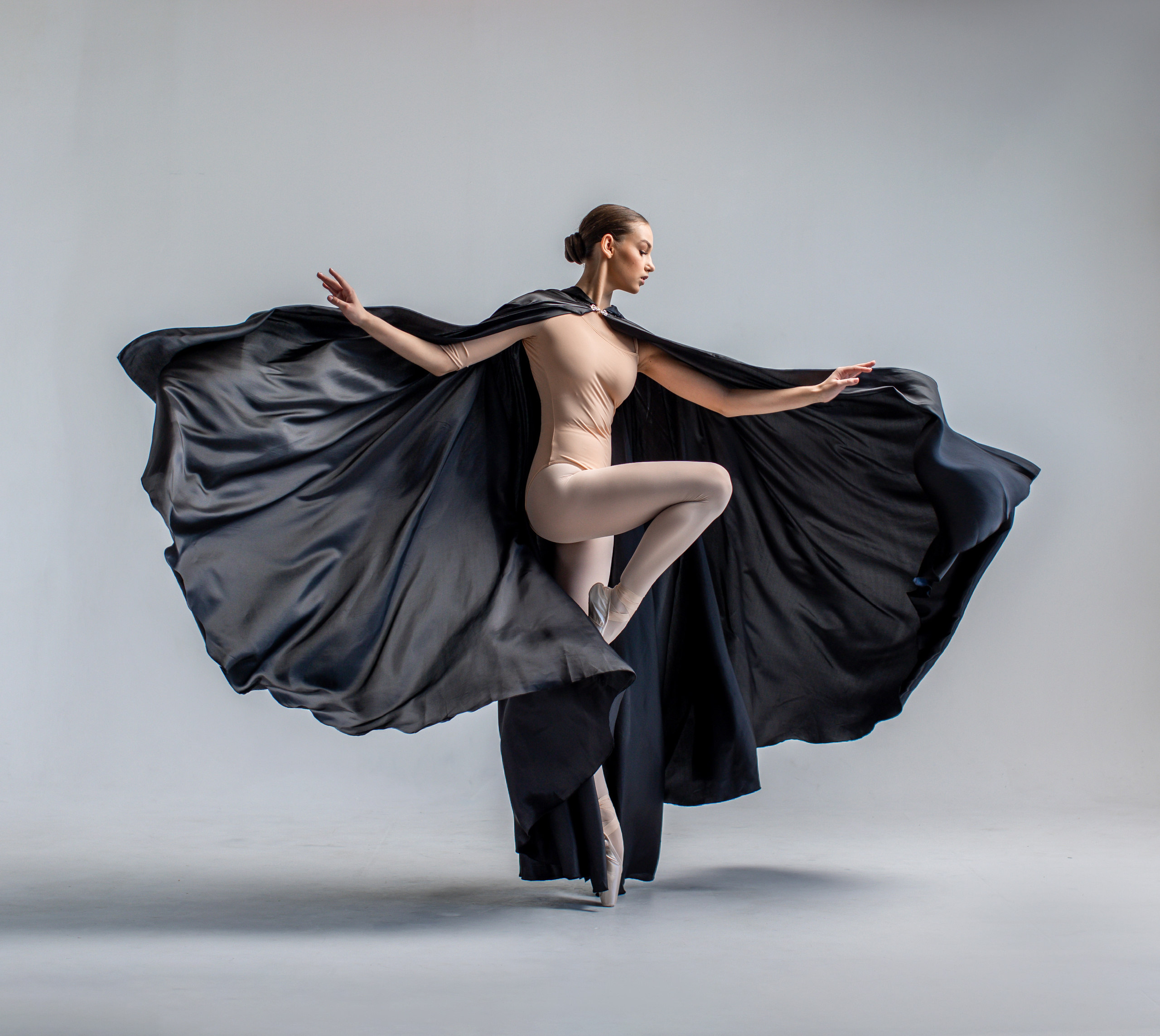 Чёрный плащ с капюшоном напрокат бесплатно. Балетный фотограф Алина Ханько — Душа Балета