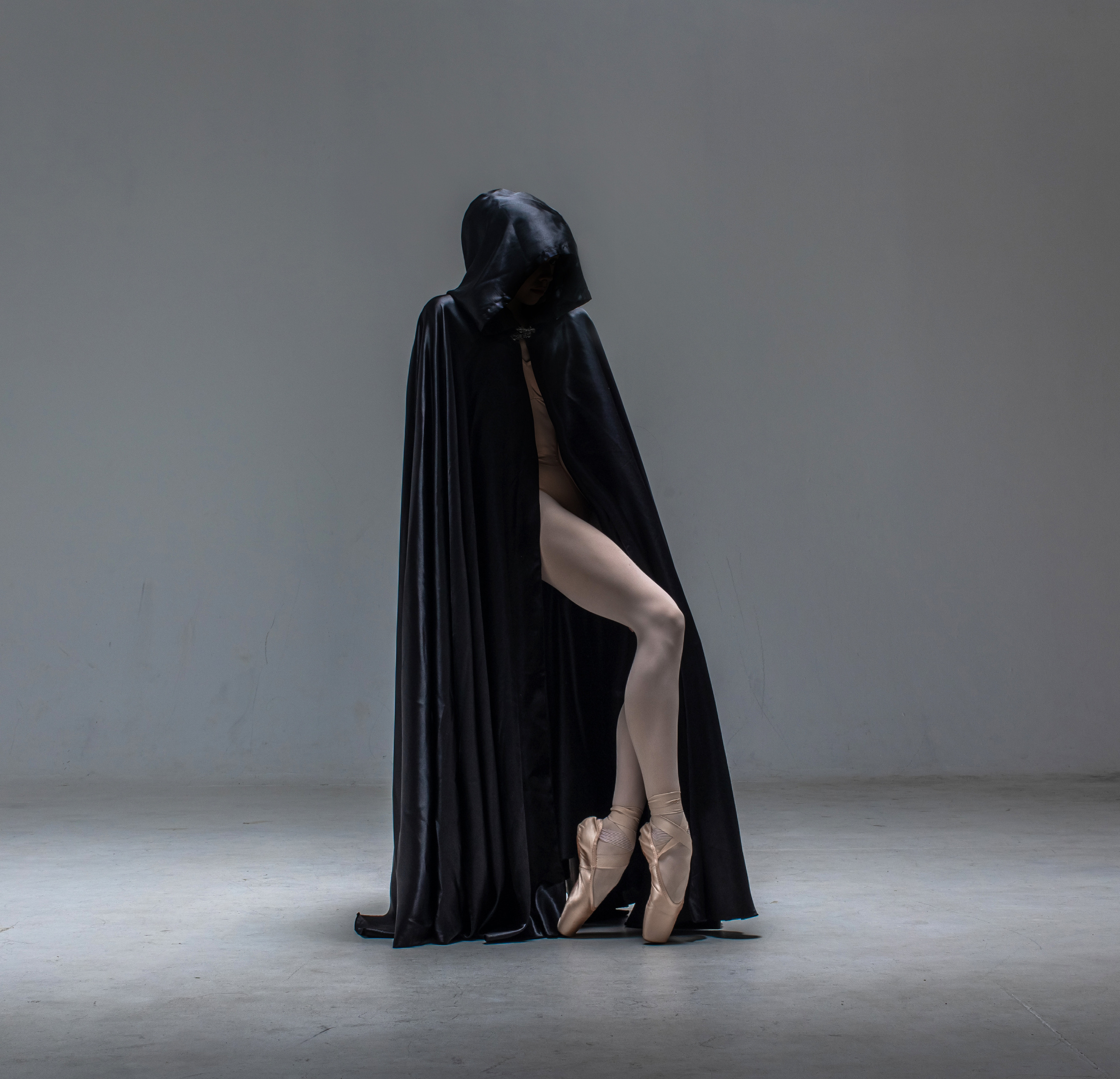 Чёрный плащ с капюшоном напрокат бесплатно. Балетный фотограф Алина Ханько — Душа Балета