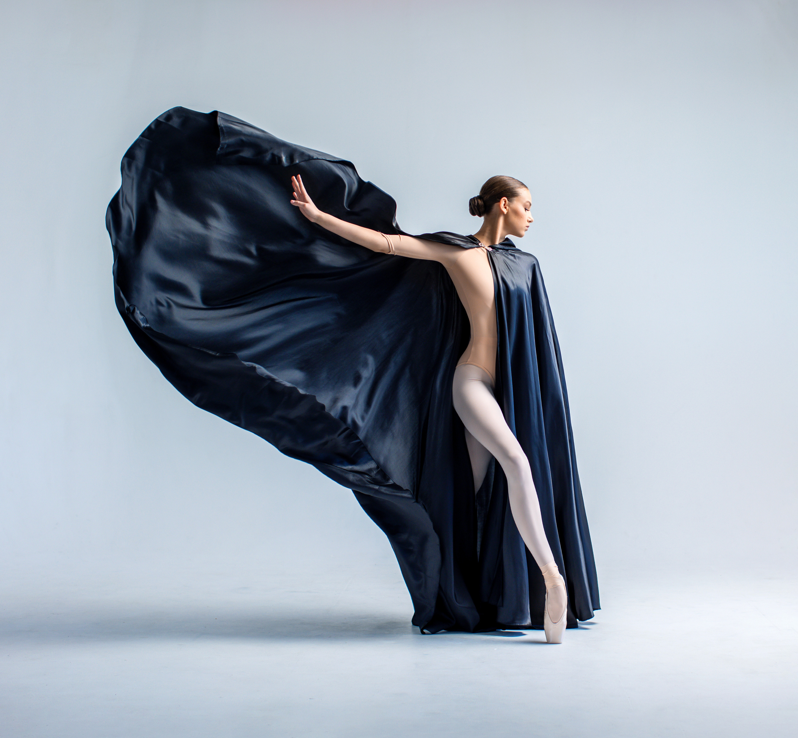 Чёрный плащ с капюшоном напрокат бесплатно. Балетный фотограф Алина Ханько — Душа Балета