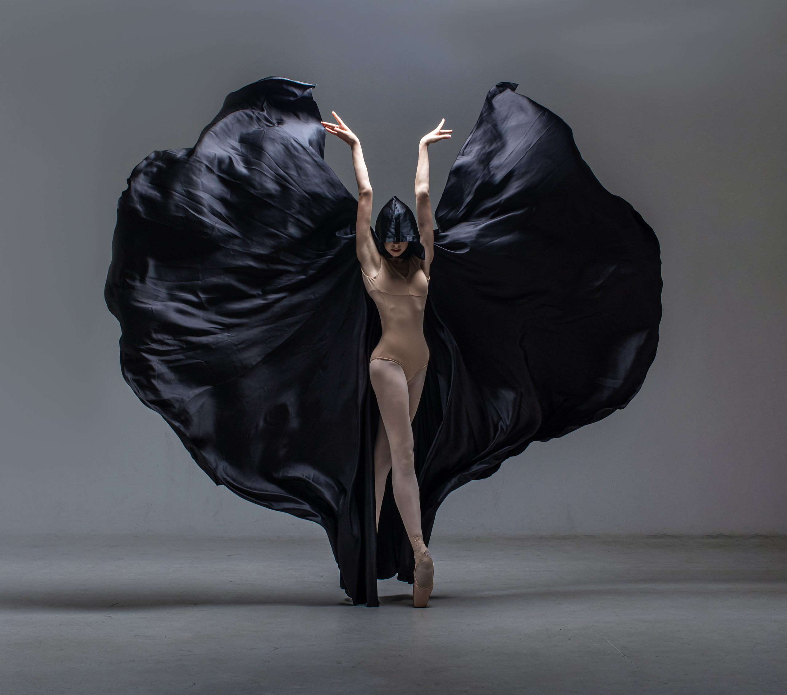 Чёрный плащ с капюшоном напрокат бесплатно. Балетный фотограф Алина Ханько — Душа Балета