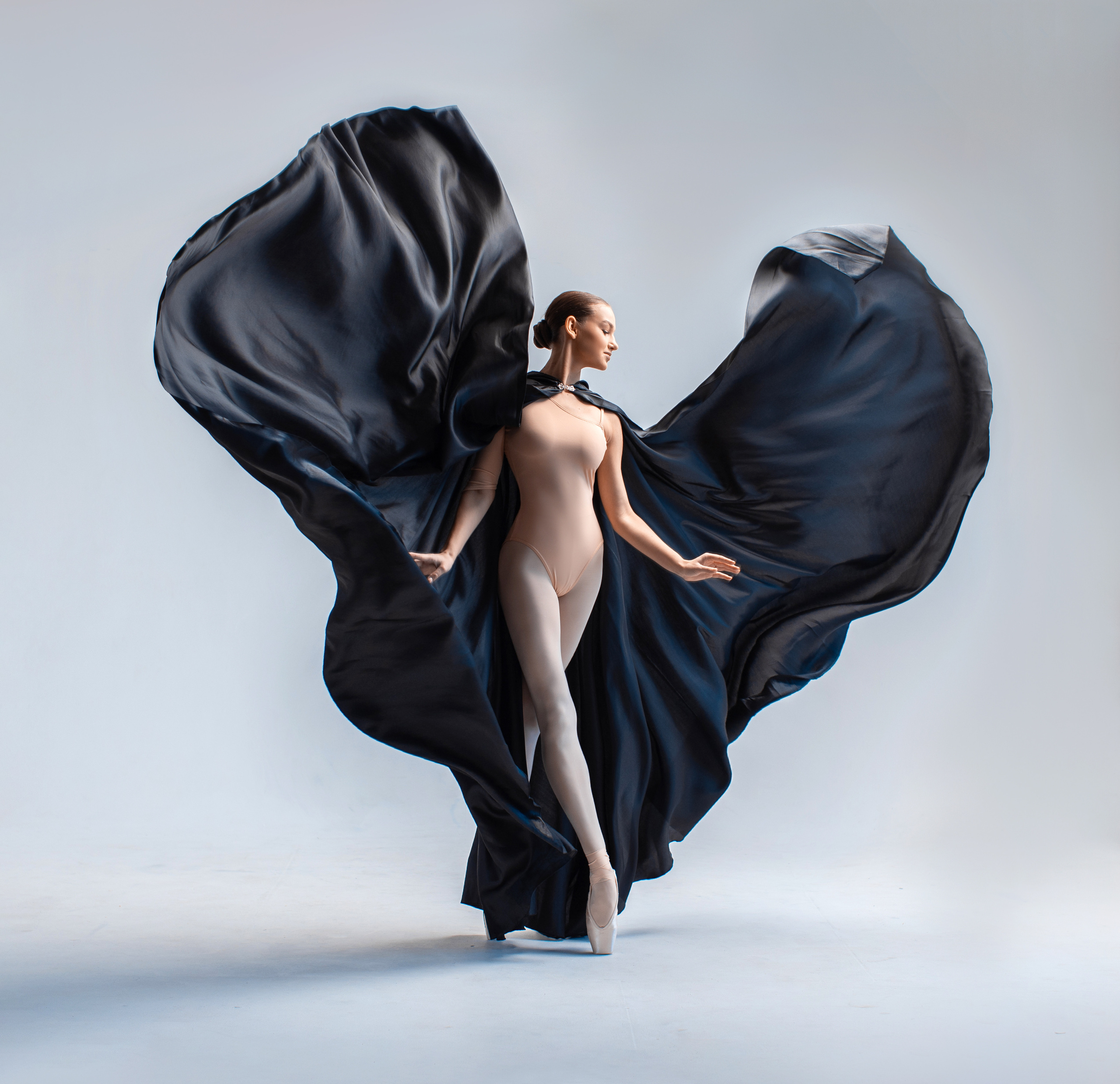Чёрный плащ с капюшоном напрокат бесплатно. Балетный фотограф Алина Ханько — Душа Балета