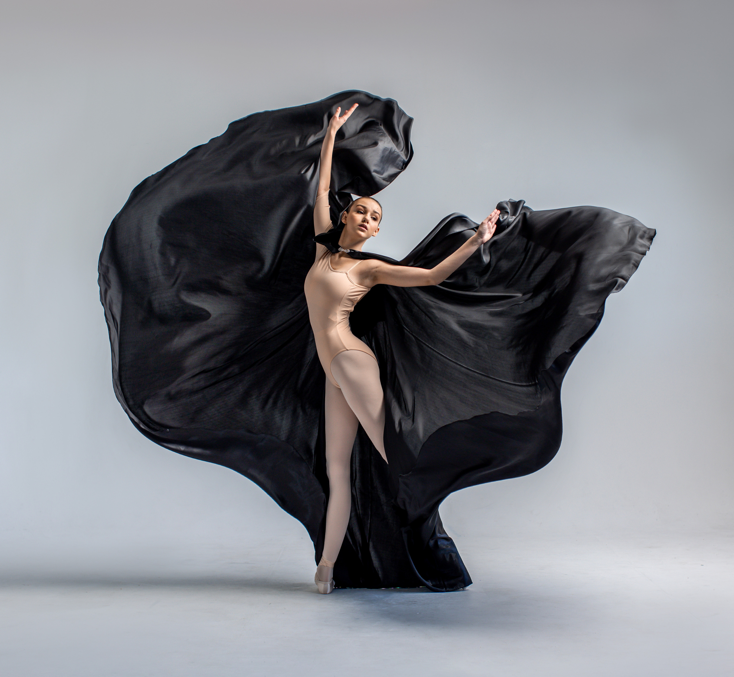 Чёрный плащ с капюшоном напрокат бесплатно. Балетный фотограф Алина Ханько — Душа Балета