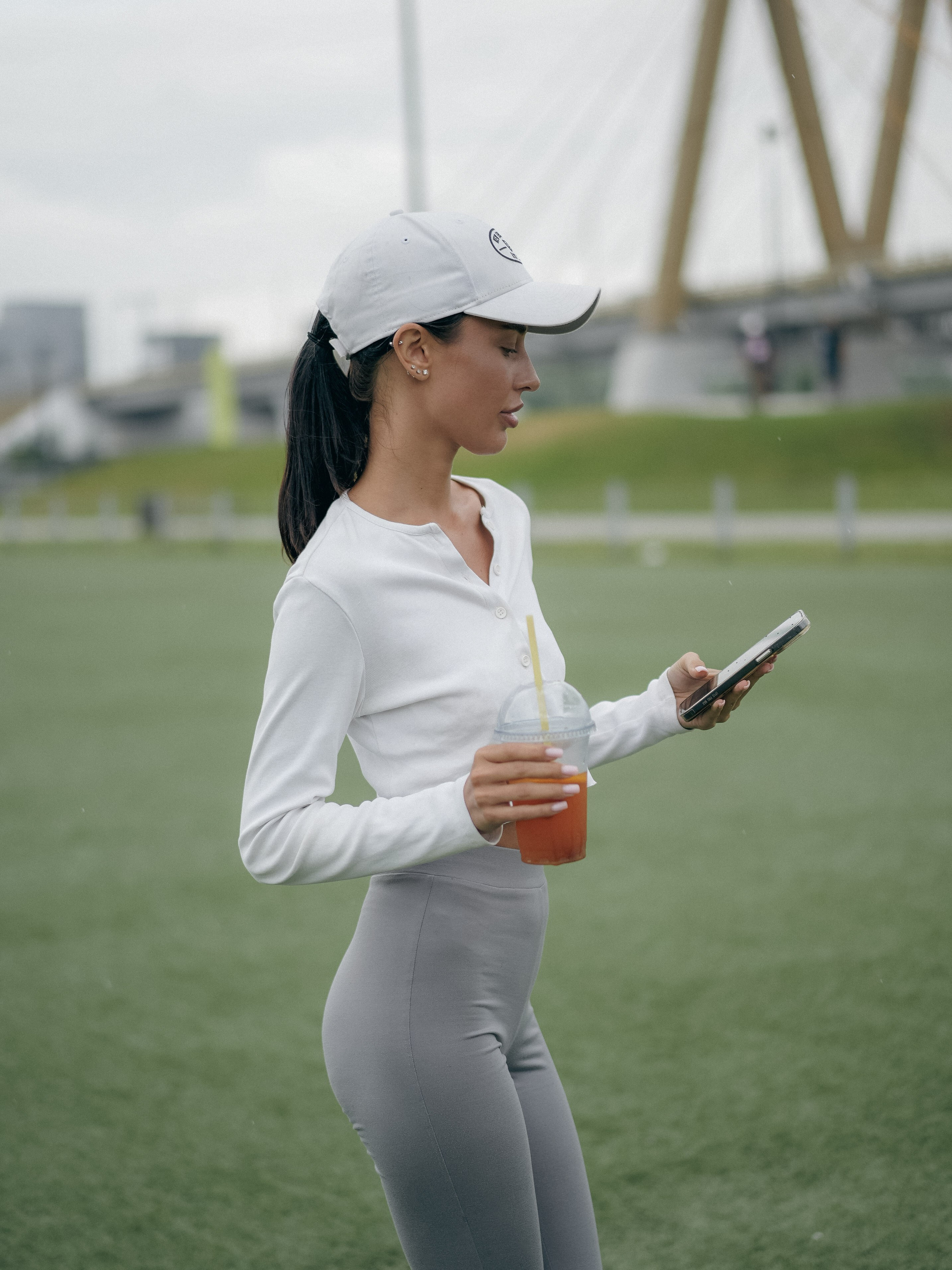 Street-fashion фотосессия девушки в стиле спорт-шик