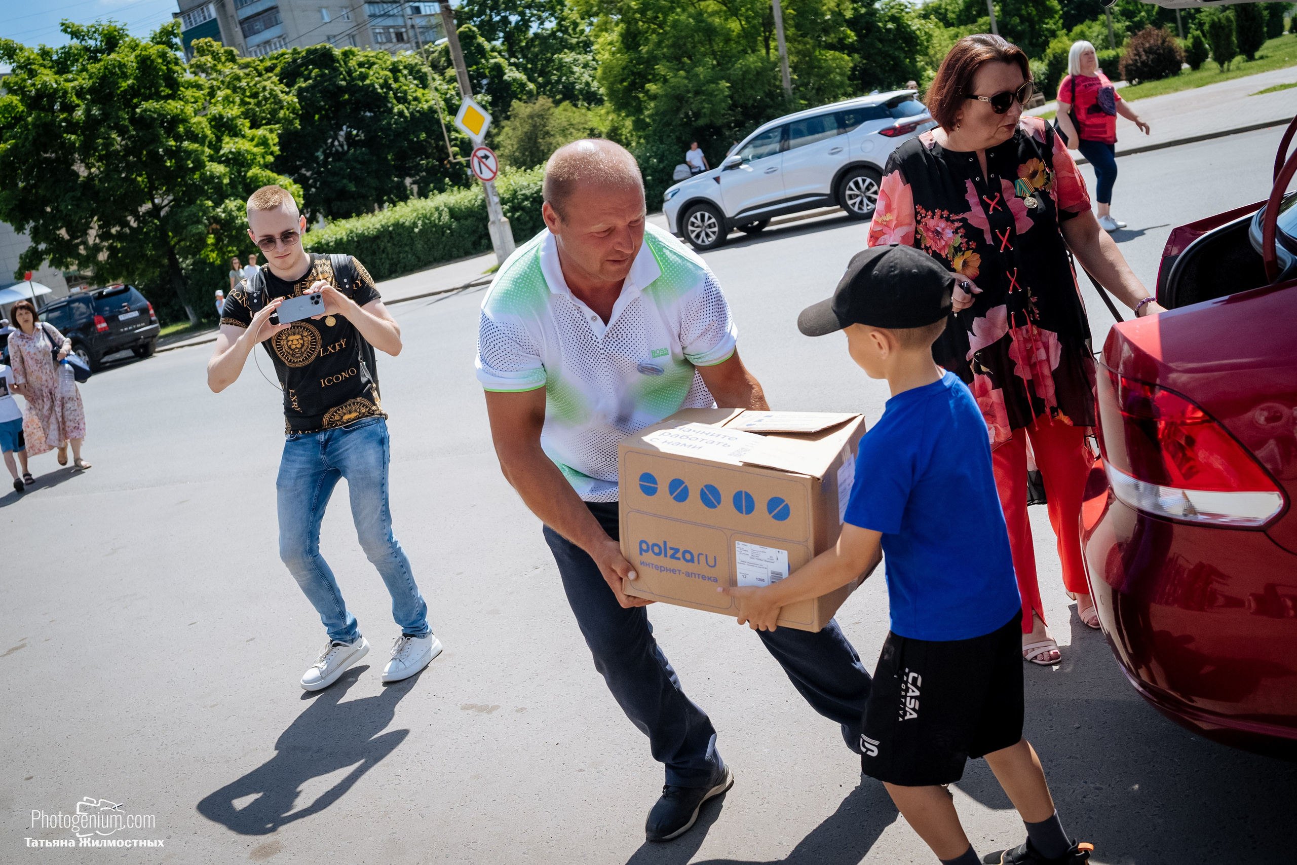 8 июня «Патриоты из Курска» сбор гуманитарной помощи у кинотеатра «Родина». Фотограф Нижний Новгород Татьяна Кейод