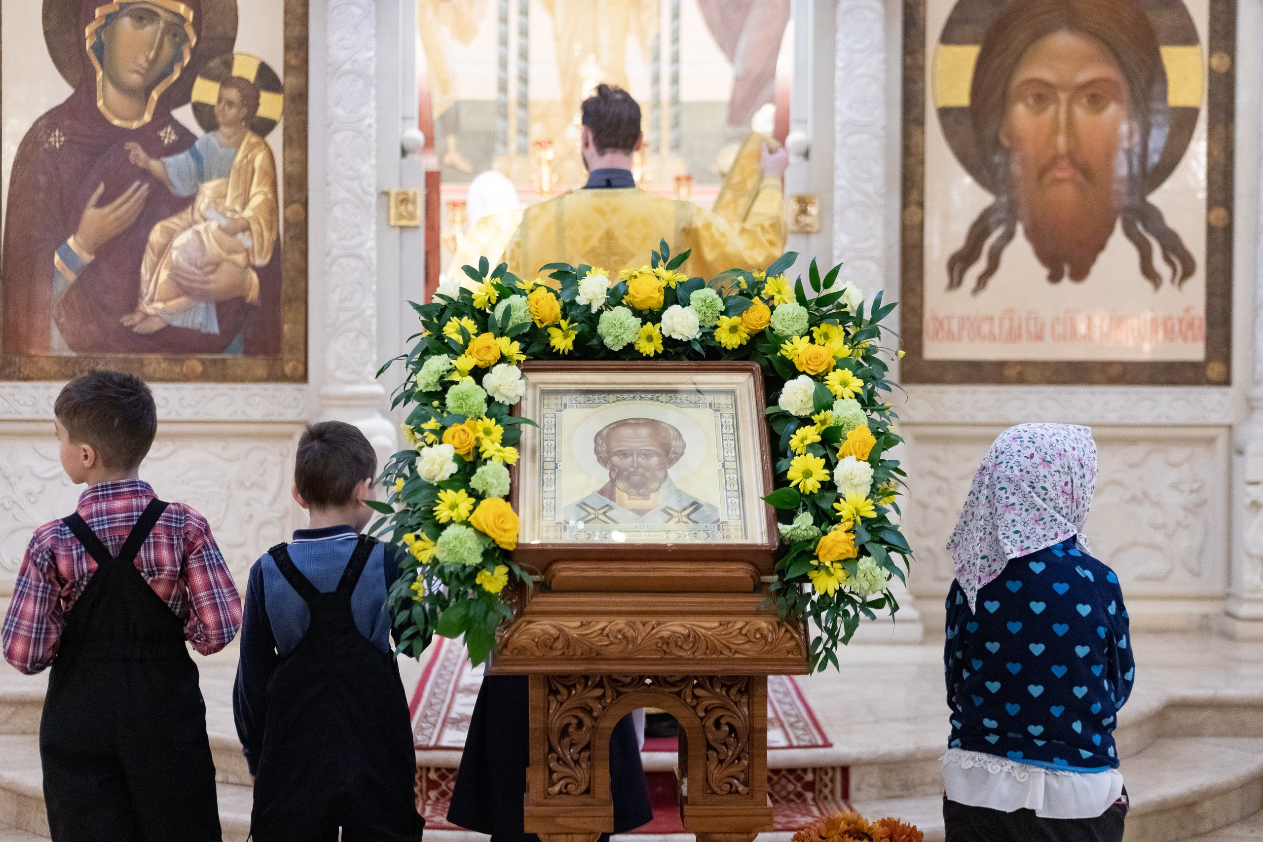 Праздничное богослужение Святителю Николаю 19 декабря. Интерьерный фотограф в Москве Роман Потапов