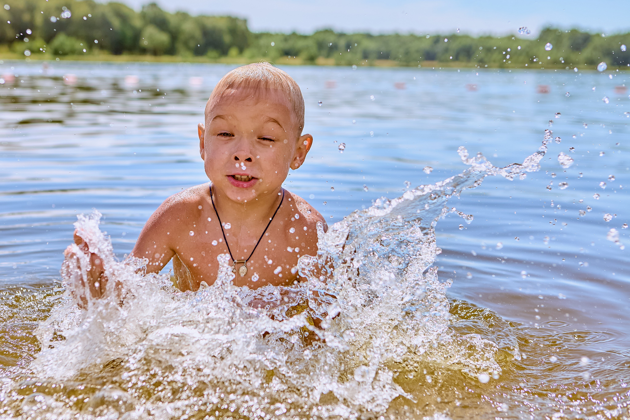 Семейная прогулка летом на озере