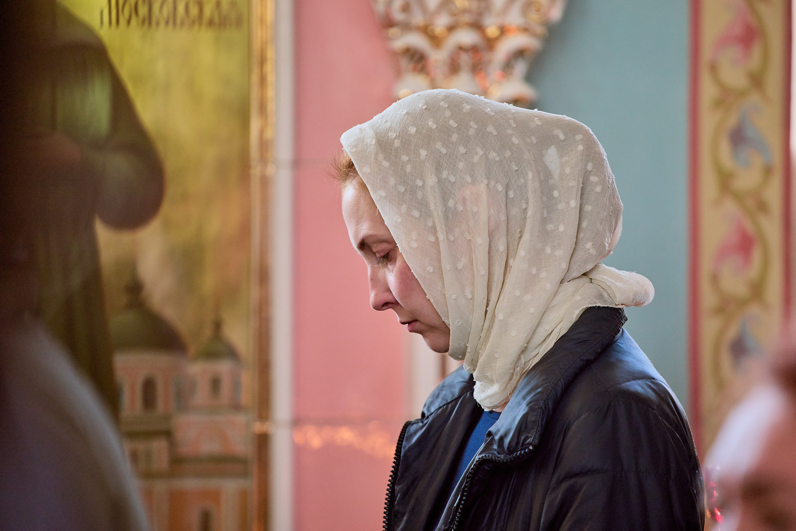 Женский портрет в День Святых Жен Мироносиц. Православный портретный фотограф Николай Голованов.