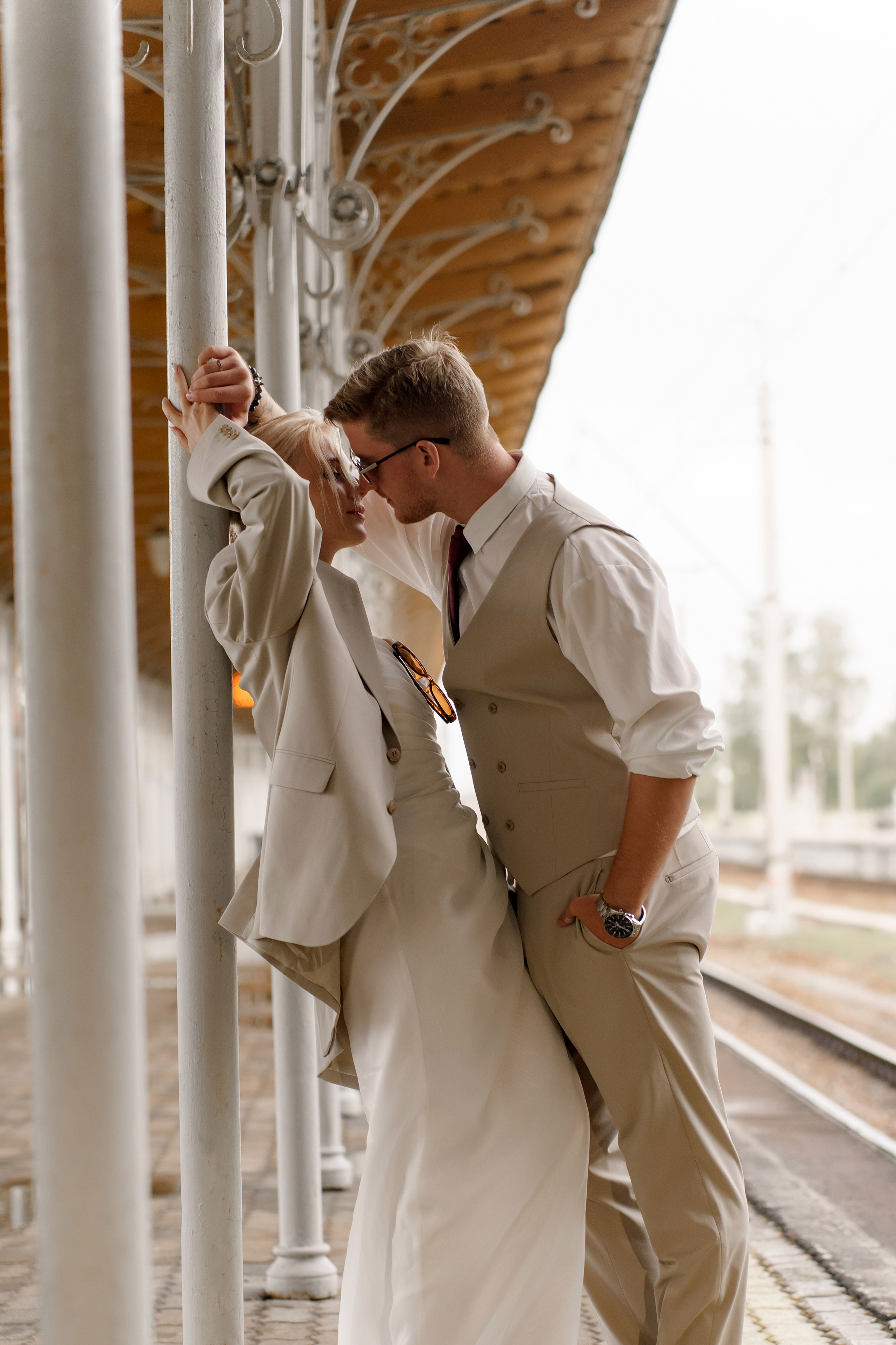 Свадьба в Санкт-Петербурге, фотосессия на прогулке, Крупный портрет невесты и жениха, поцелуи.