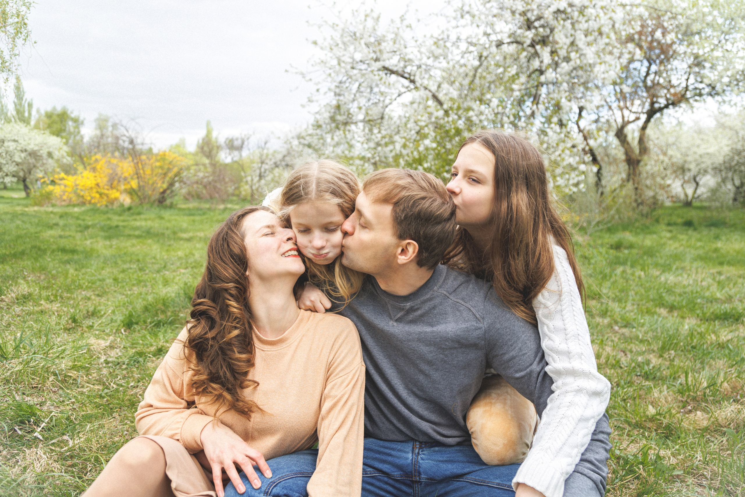 Семейная фотосессия в цветении Москва. Семейный фотограф в Москве Влада Лунина