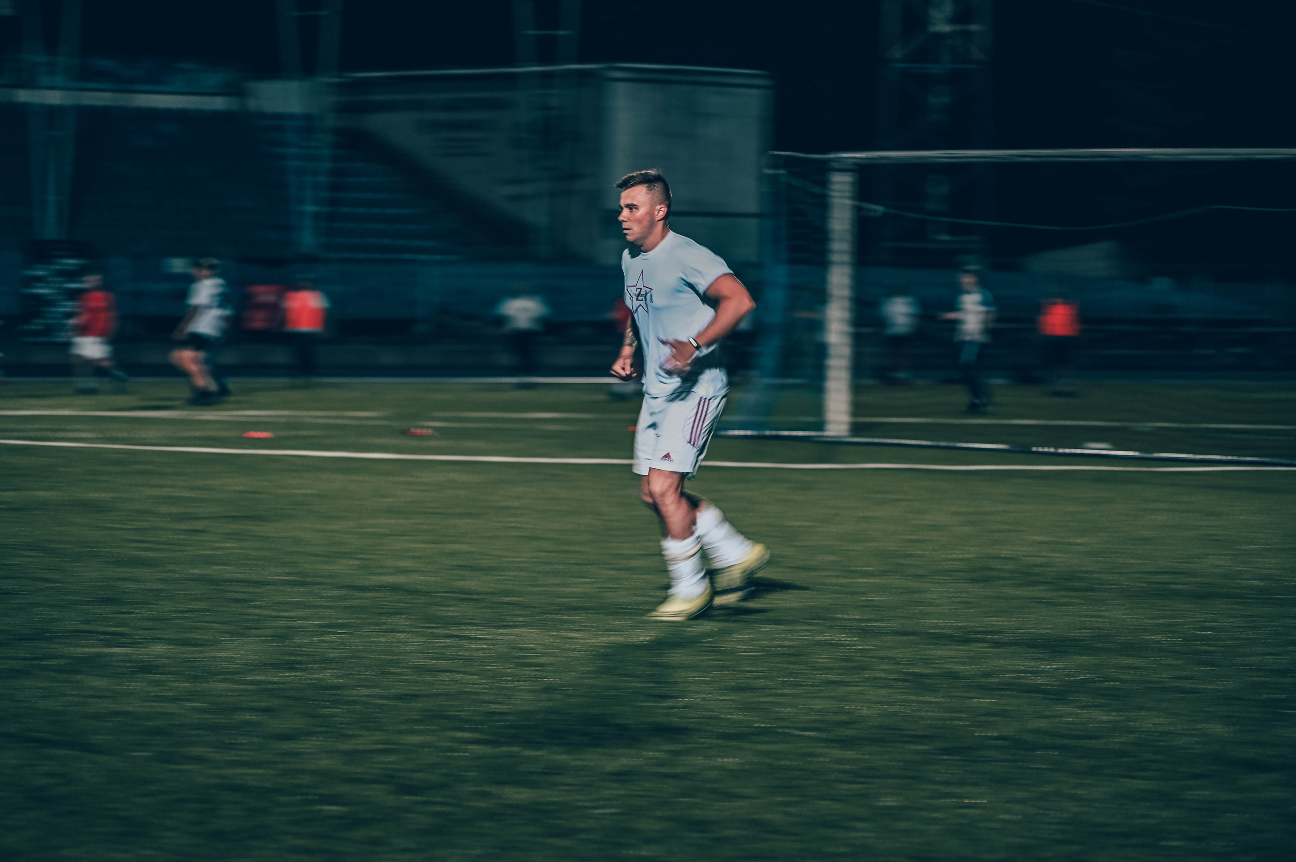 Фотосъёмка футбольной тренировки на стадионе. Фотограф Александр Орымбаев