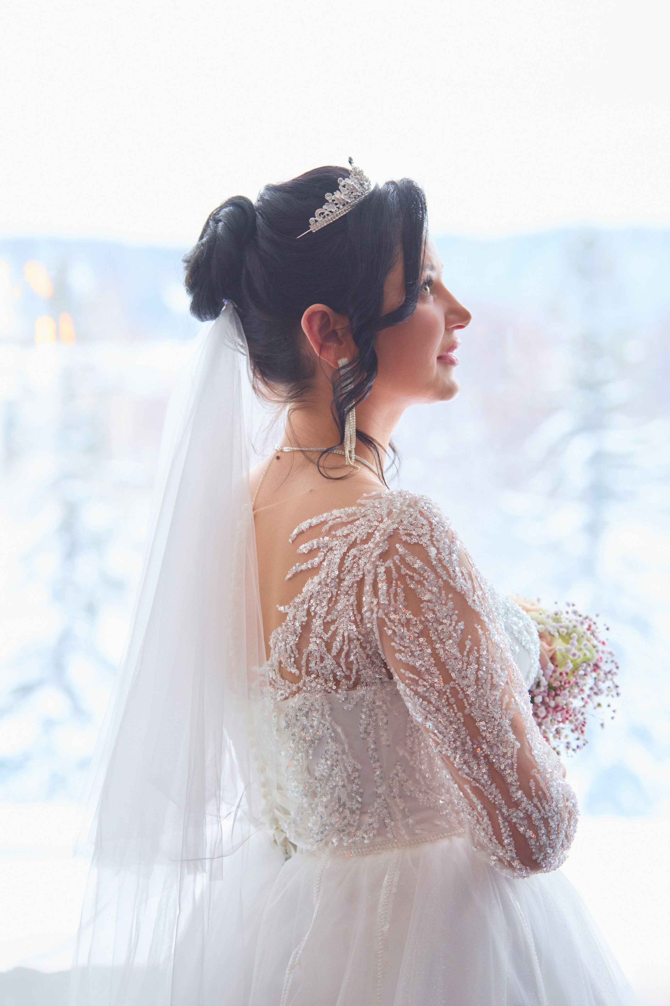 Невеста напротив окна