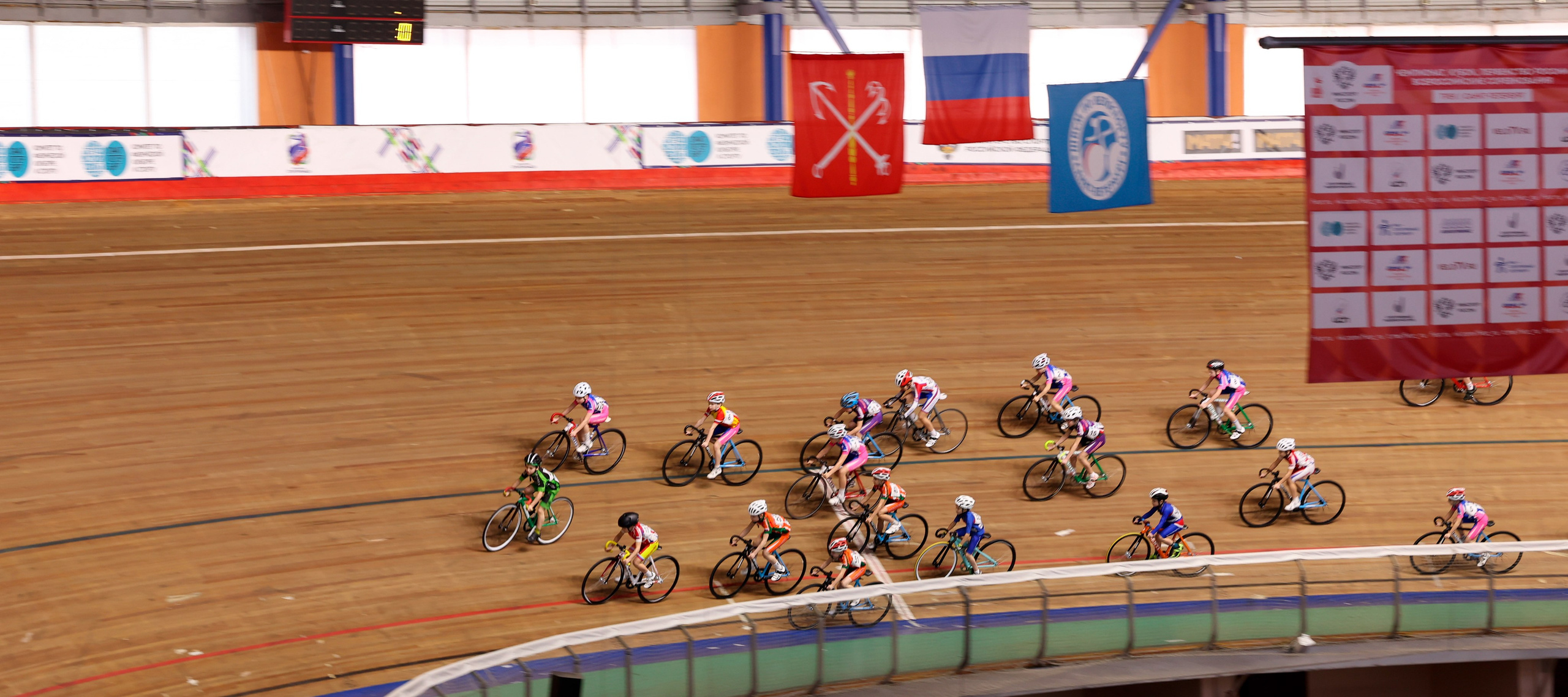 Пятый этап Региональных соревнований по велоспорту на треке (Гит, Скретч) 15.03.2025. Спортивный и репортажный фотограф Антон Тереханов