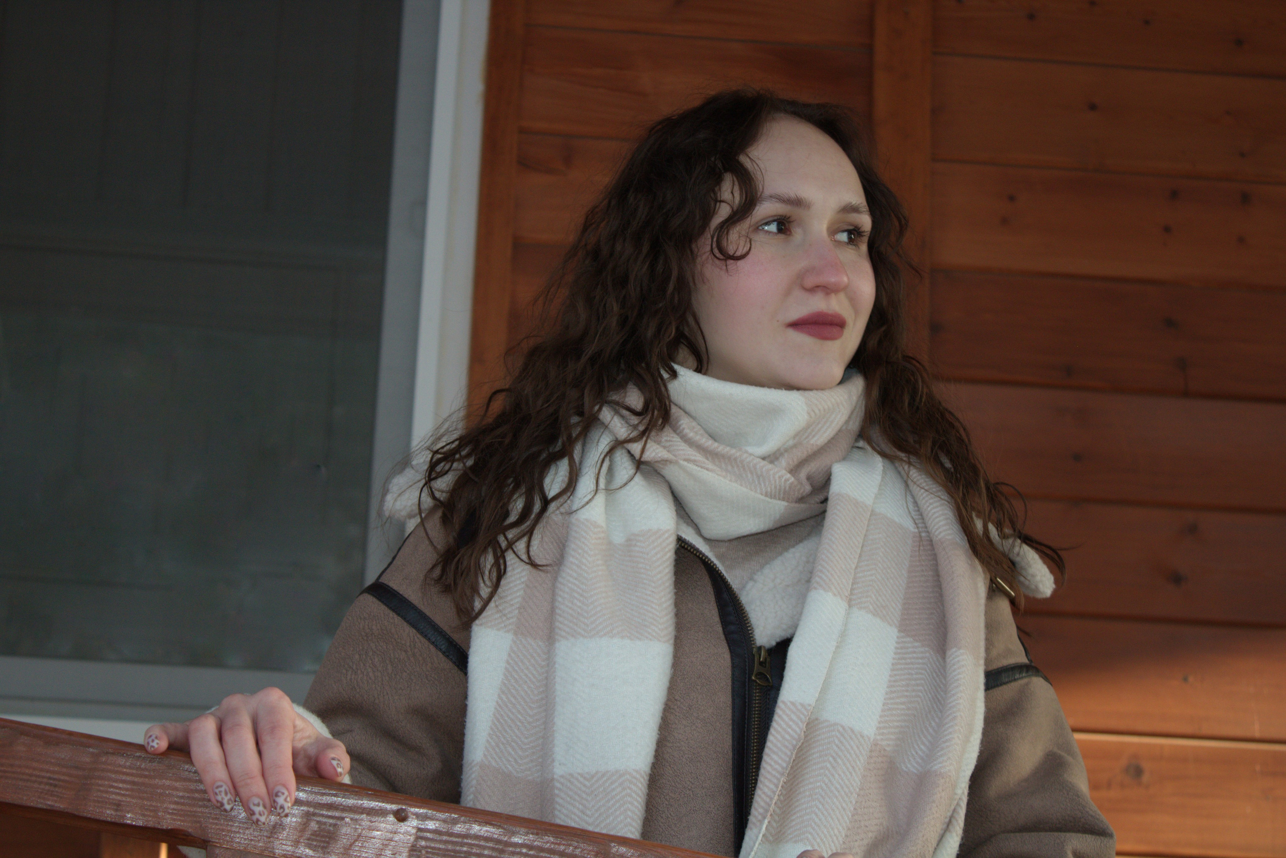 Девушка стоит на балконе и ждёт своего принца