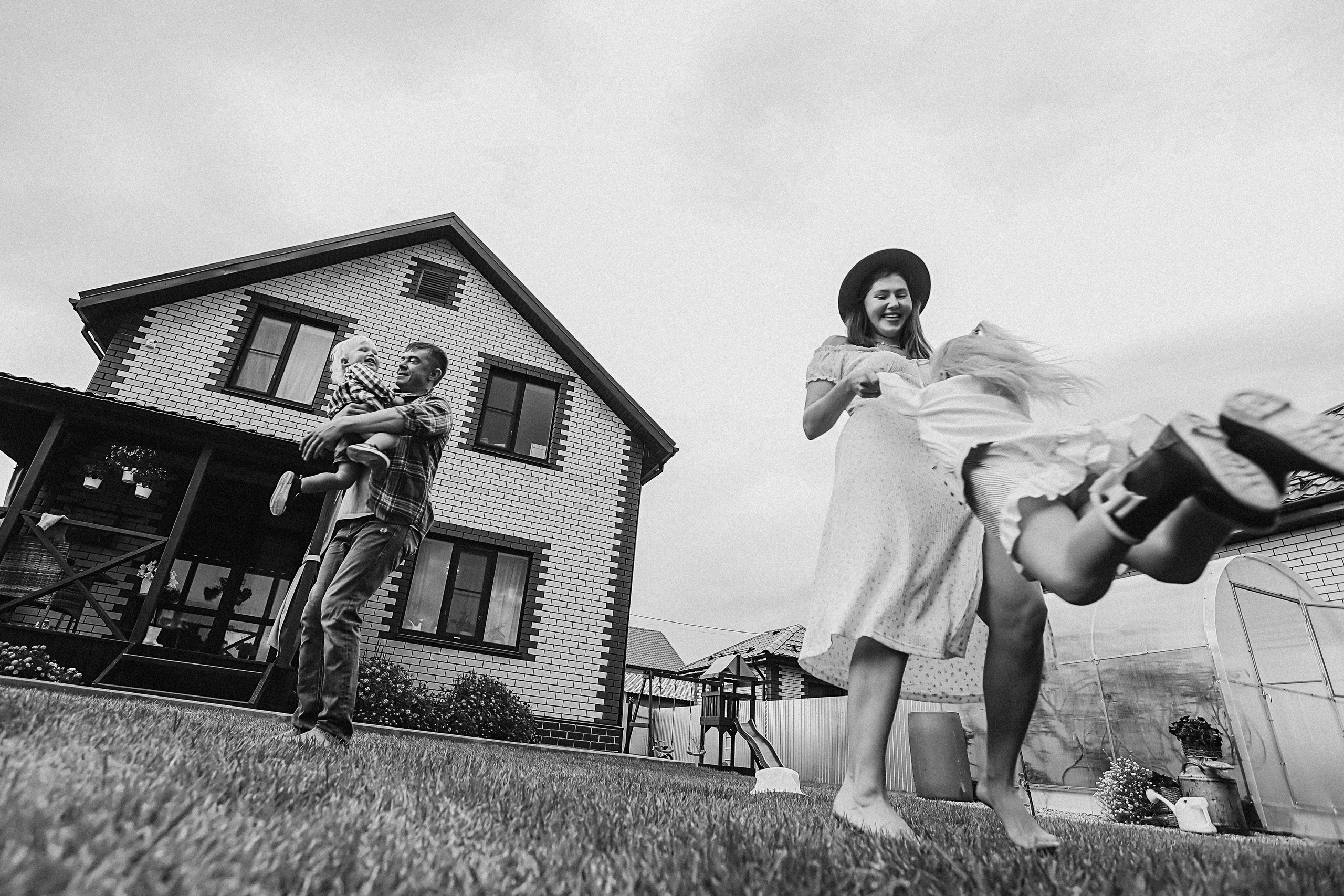 У дома. Семейный фотограф Тюмень, фотограф на роды Салмина Мария