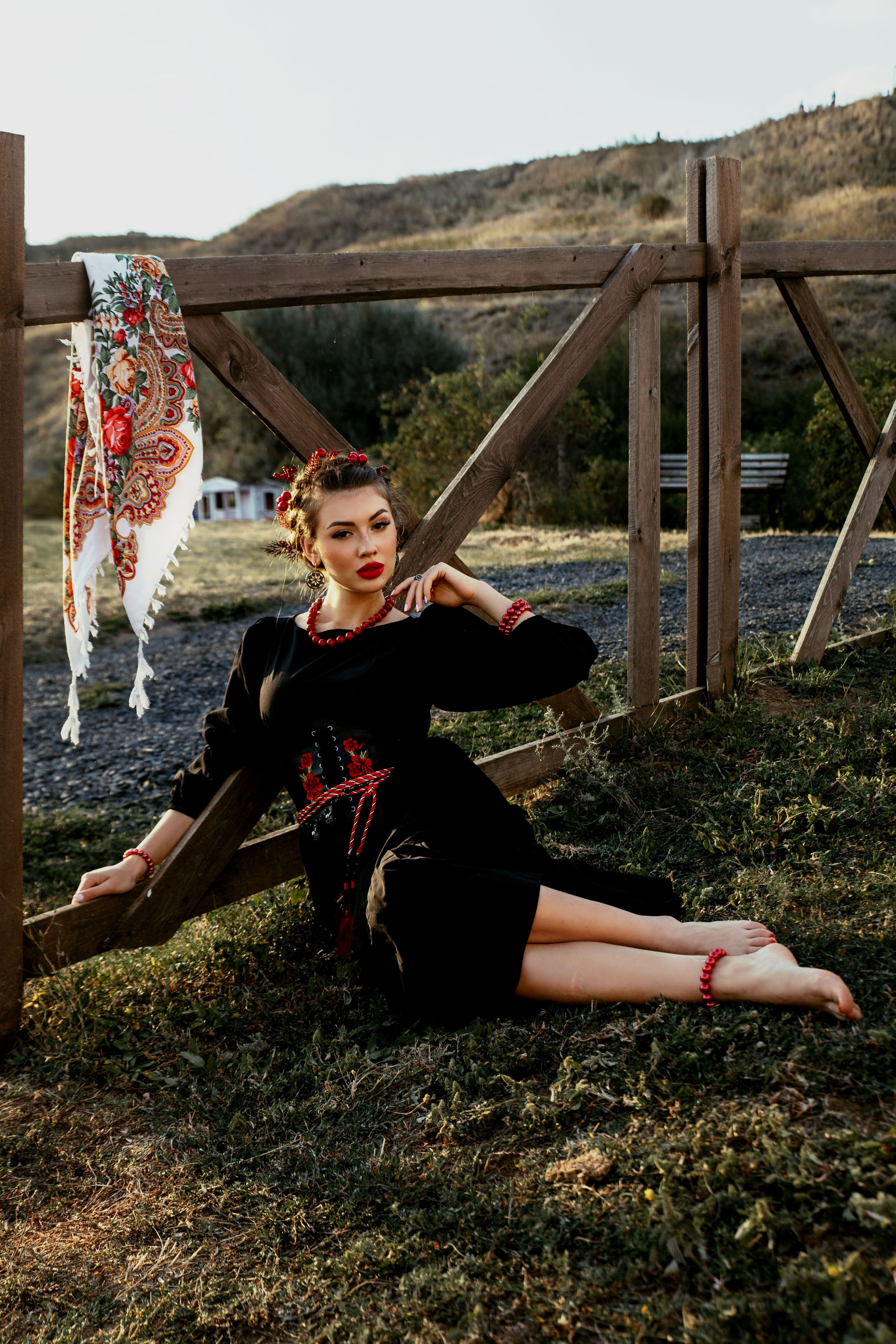 Завораживающая красота русской зимы оживает в этой фотосессии.  Перед Вами предстаёт не просто девушка, а воплощение древнего славянского духа, хранительница тайн лесов и полей.  В её образе –  тонкая работа визажиста и стилиста,  создавших  аутентичный  костюм и макияж,  переносящие нас в мир  сказок и легенд.  Каждая деталь, от вышивки на сарафане до плетения в косах,  продумана до мелочей,  подчеркивая  мистическую  атмосферу.  Мастерство профессионального фотографа запечатлело не только внешнее очарование модели, но и  глубокий  внутренний мир,  пробуждающий  чувство  волшебства и  неповторимости  русской культуры.  Фотография – это  окно  в  сказку,  в  сердце  старинной  Руси,  где  живут  легенды  и  пробуждается  магия.