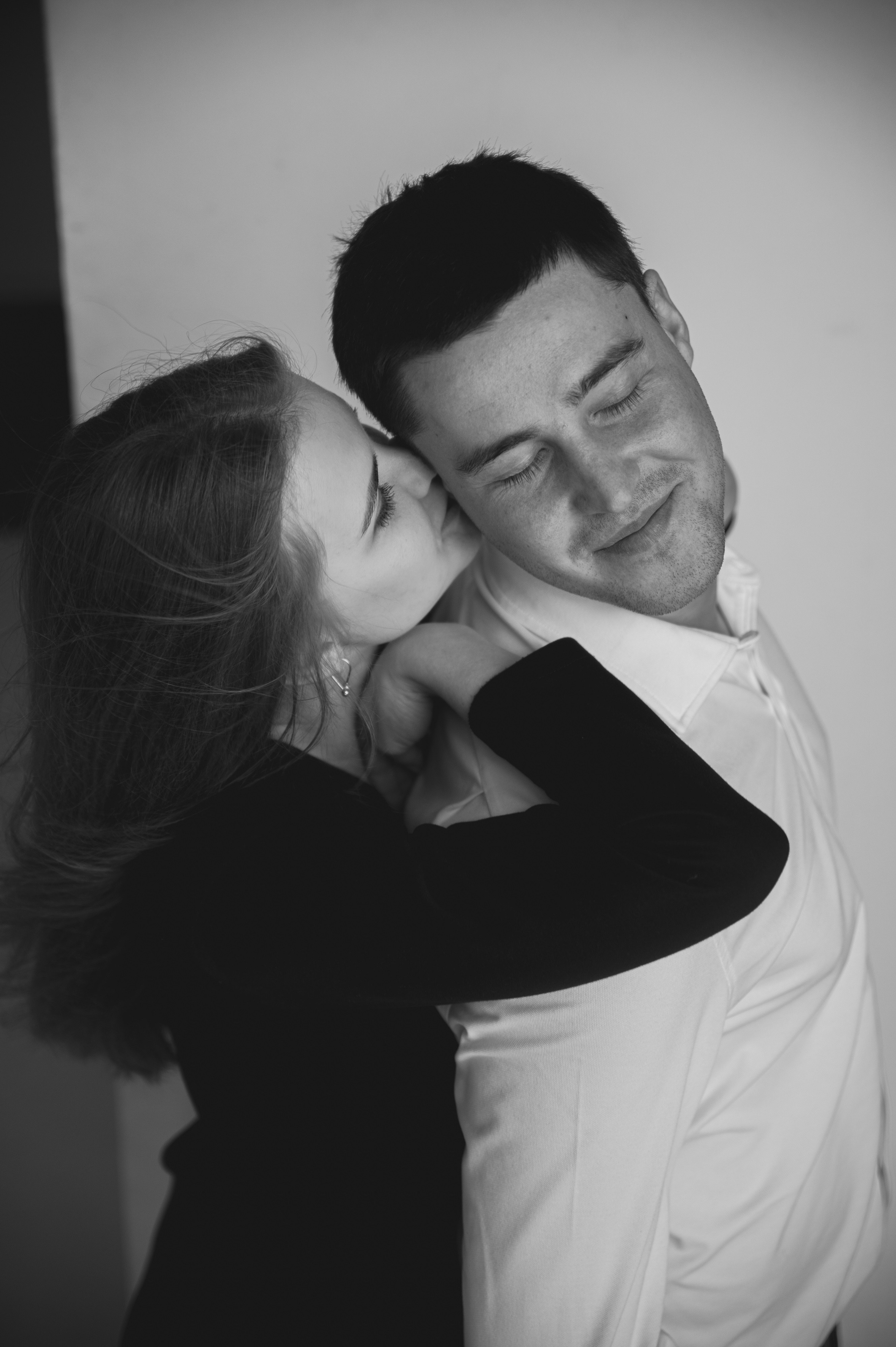 Предсвадебная лавстори в студии в Москве. Свадебный и портретный фотограф в Москве Жердев Даниил