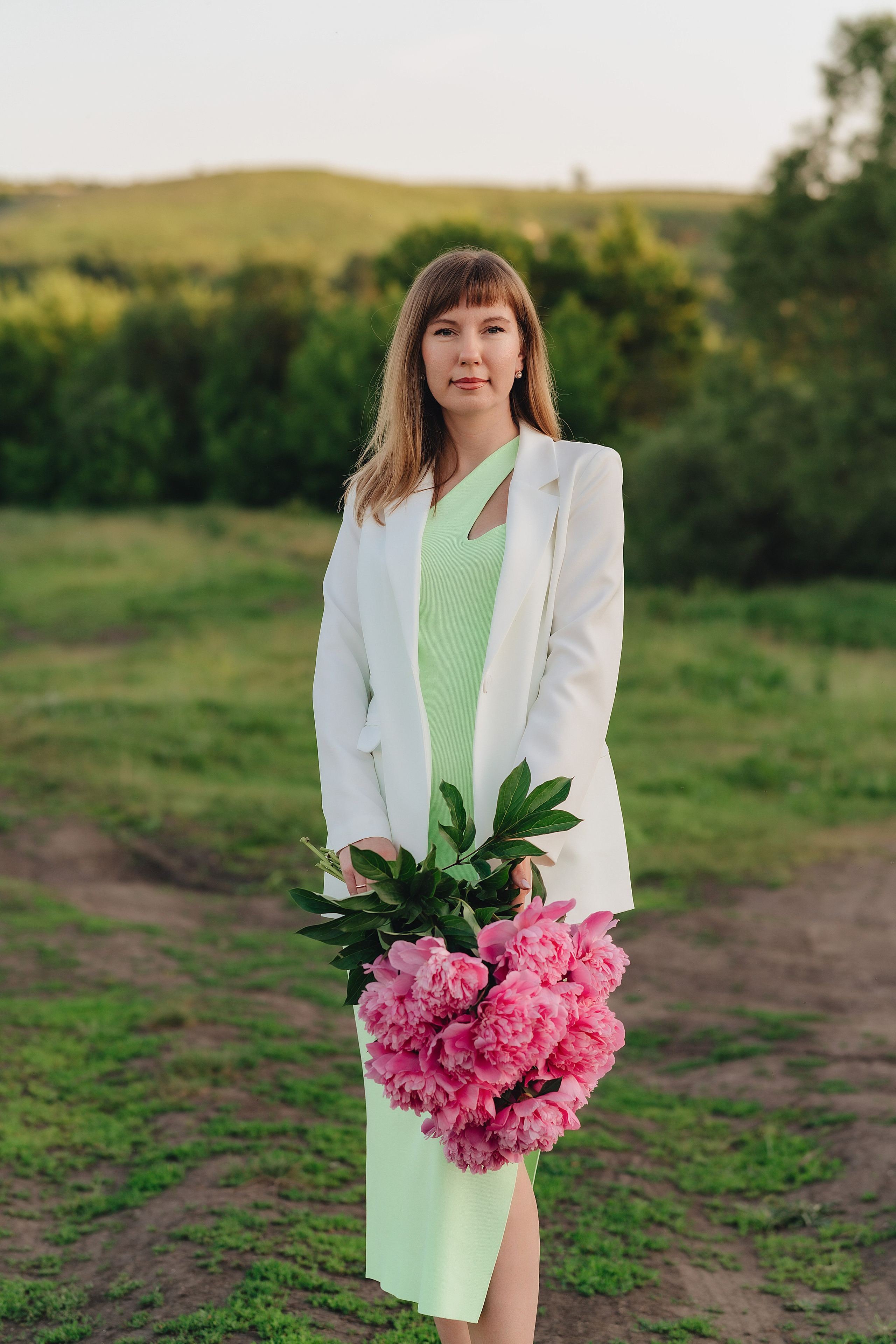 Анастасия | Съемка на закате с букетом пионов. Фотограф Карина Шмулёва. Воронеж и область