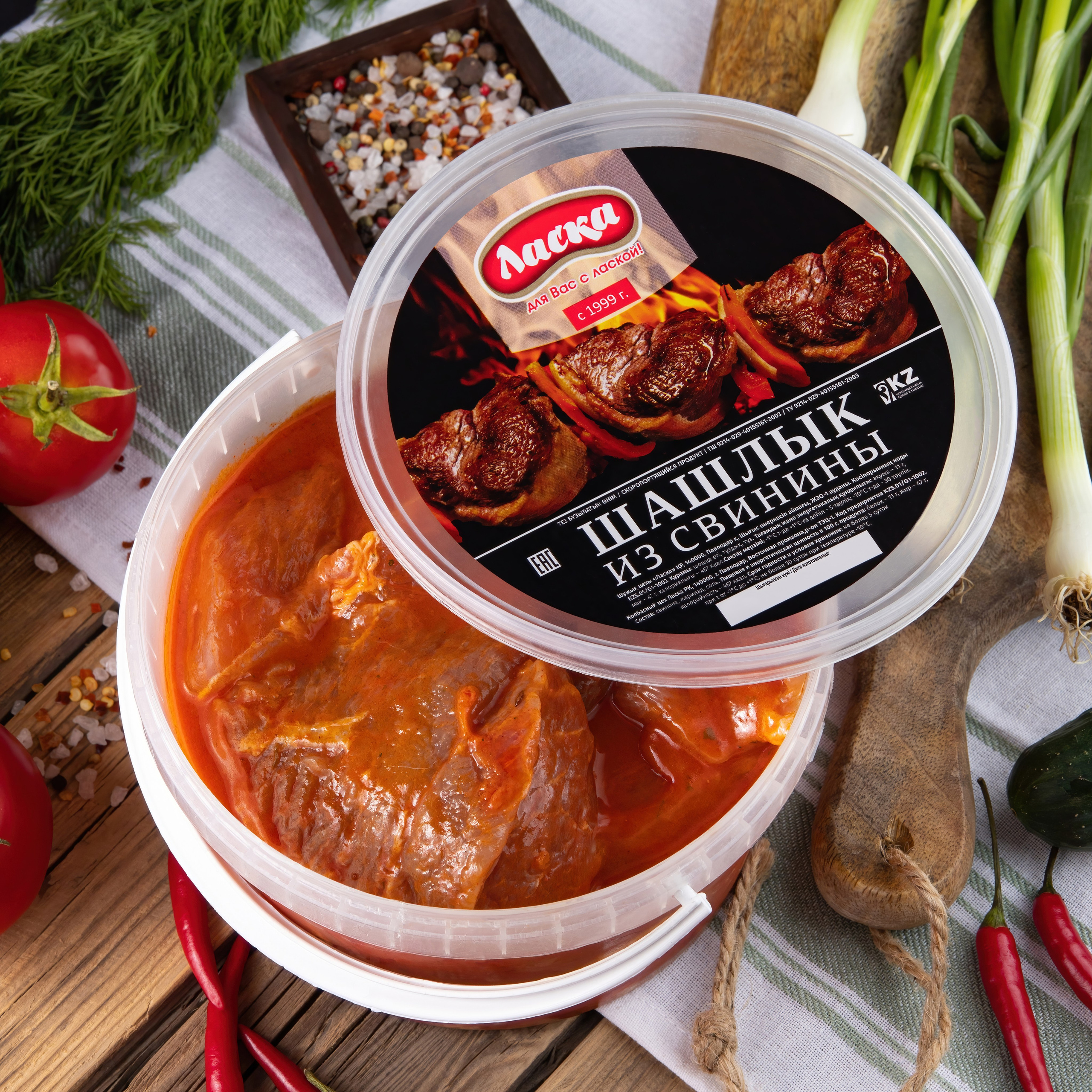 Рекламное фото ведерка шашлыка в красном соусе