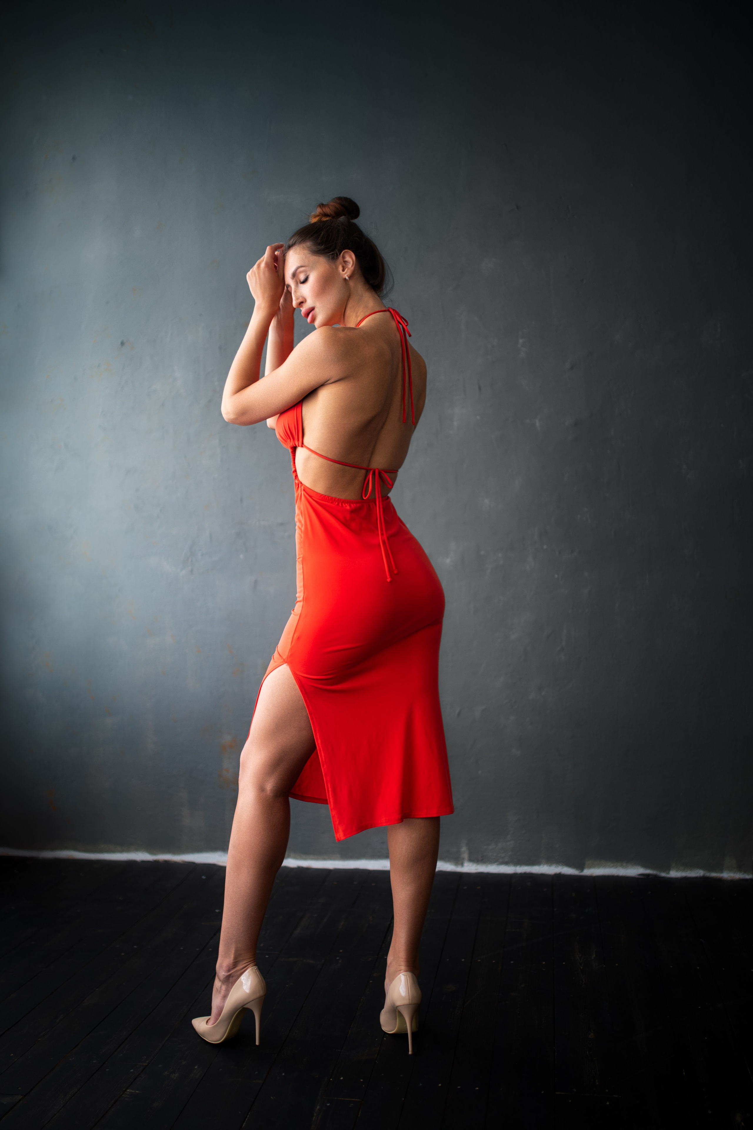 Съемка с Викторией в студии с минимальным интерьером в формате для «себя»