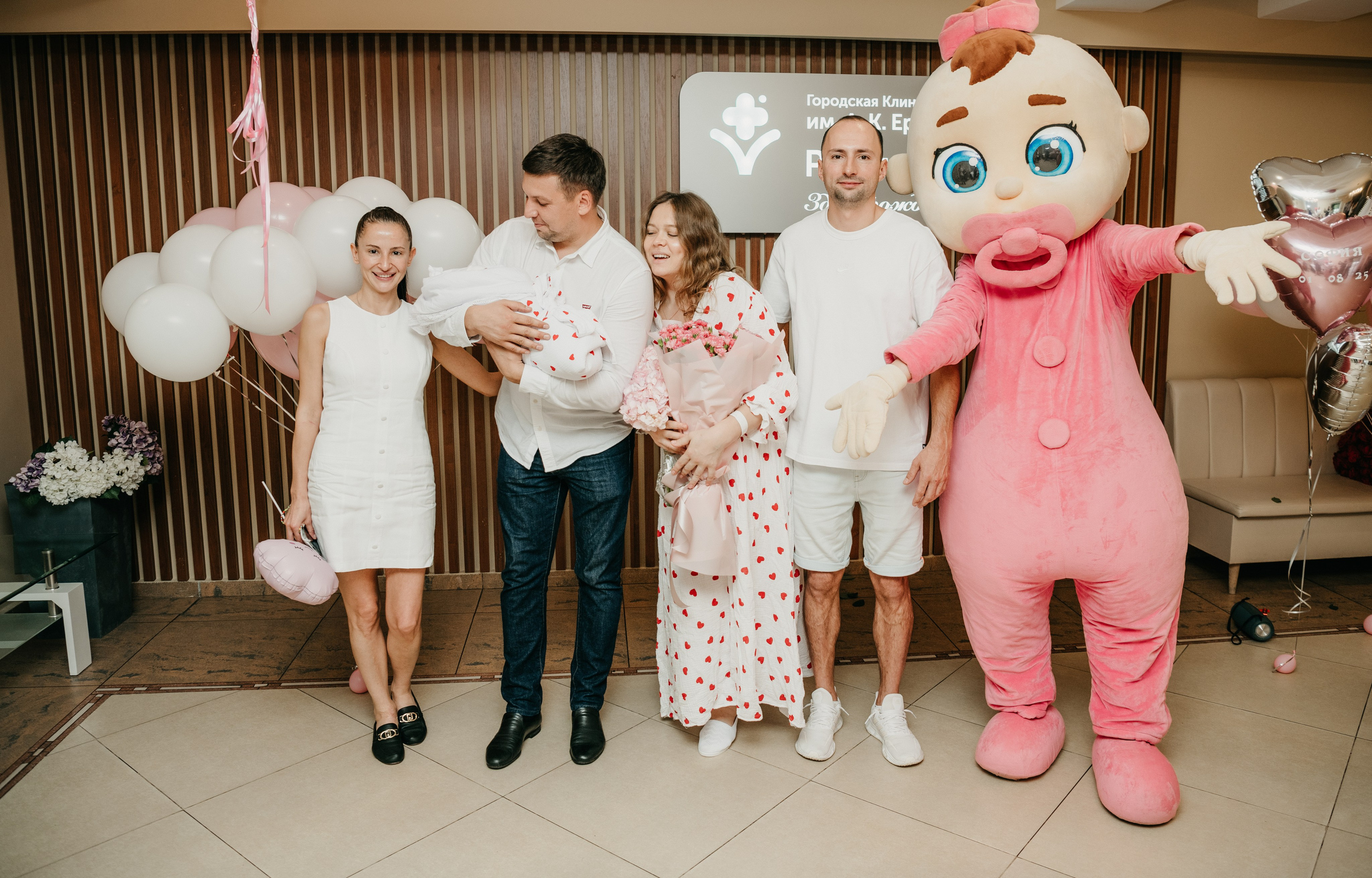 Выписка Софии в ГКБ Ерамишанцева. Фотограф на выписку из роддома в Москве и МО