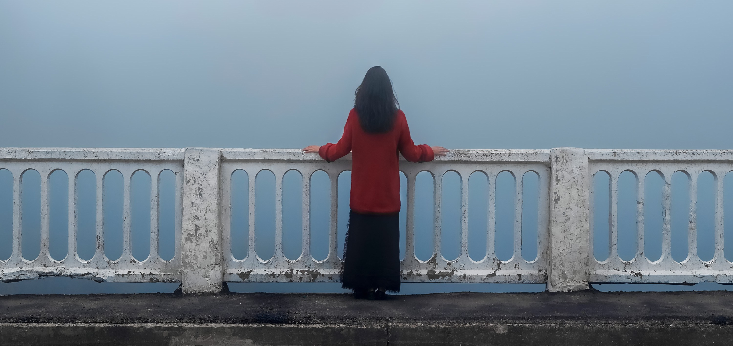 Картина с девушкой в тумане