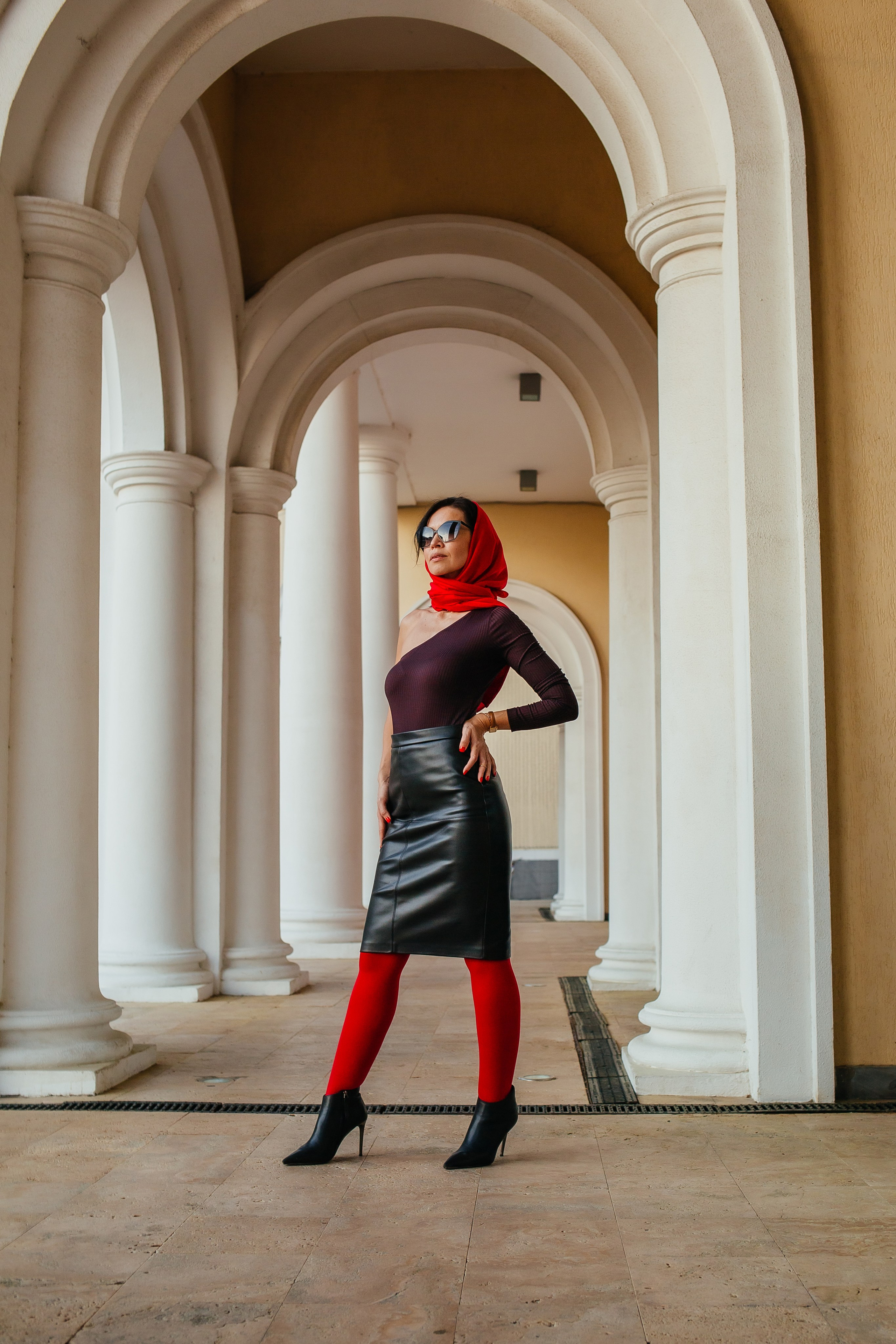  Девушка в элегантном образе у высоких белых колонн Гранд Марины в Сочи.