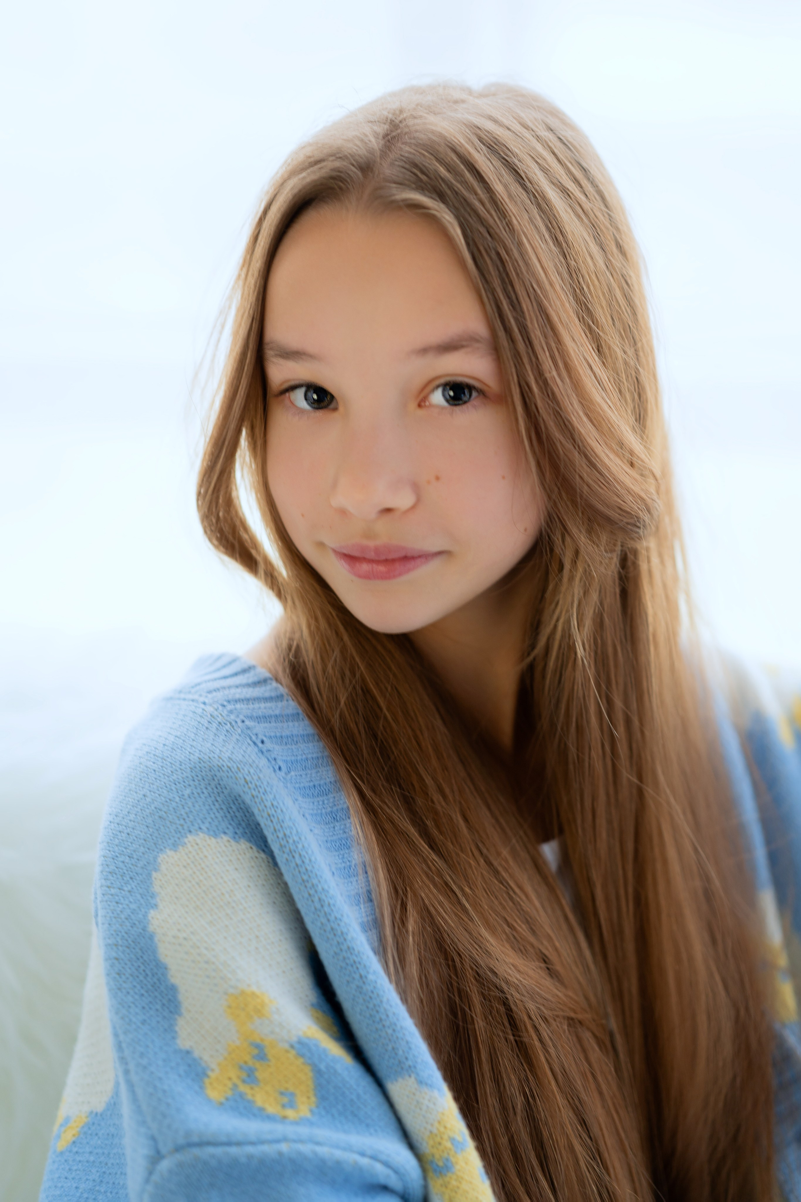 Студийная съёмка девочки в стиле Париж на диване