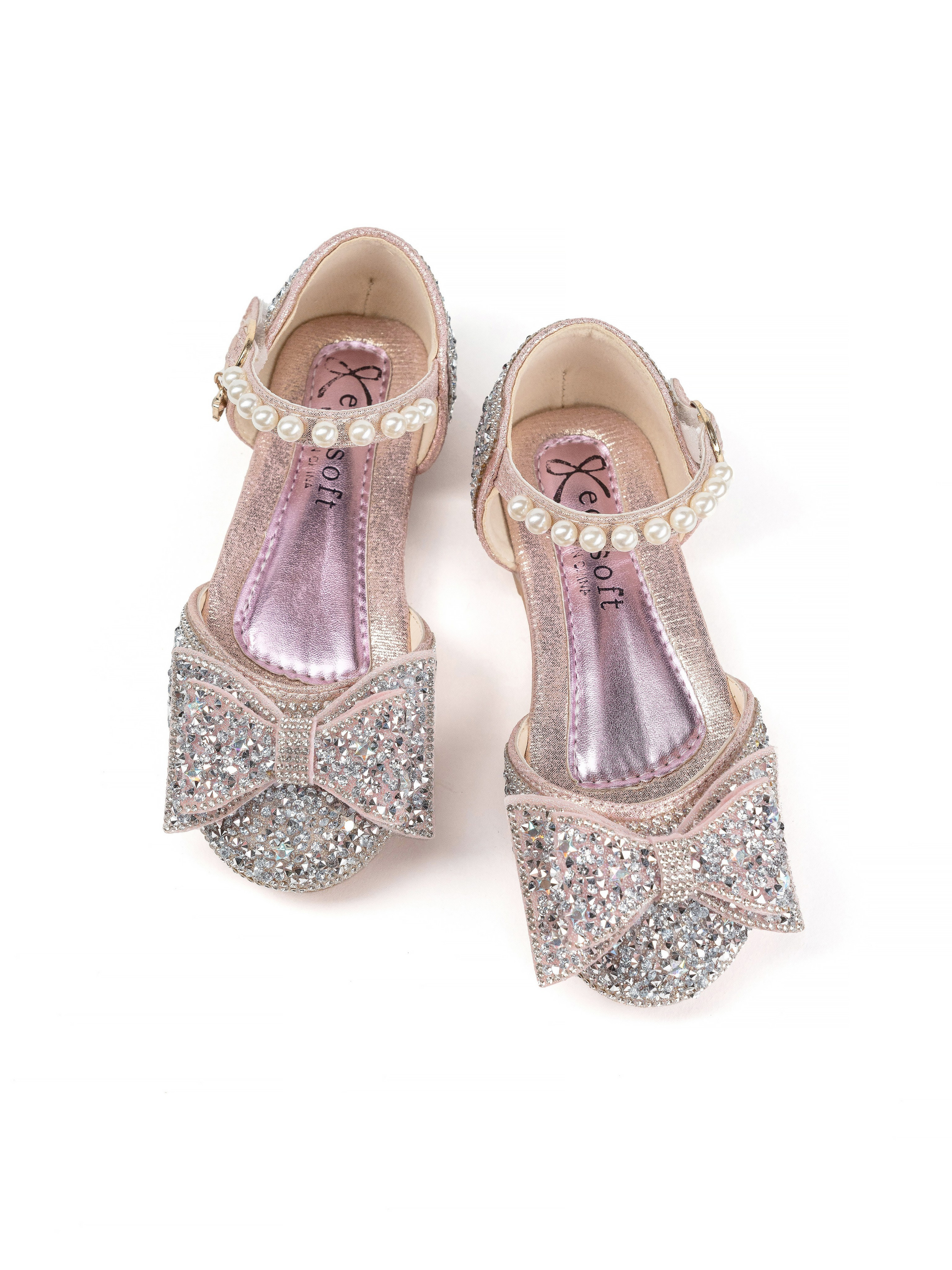 Детские туфельки, фотосъемка на однотонном фоне, съемка для маркетплейсов. Олейник Денис — предметный фотограф, фотограф для маркетплейсов в Казани