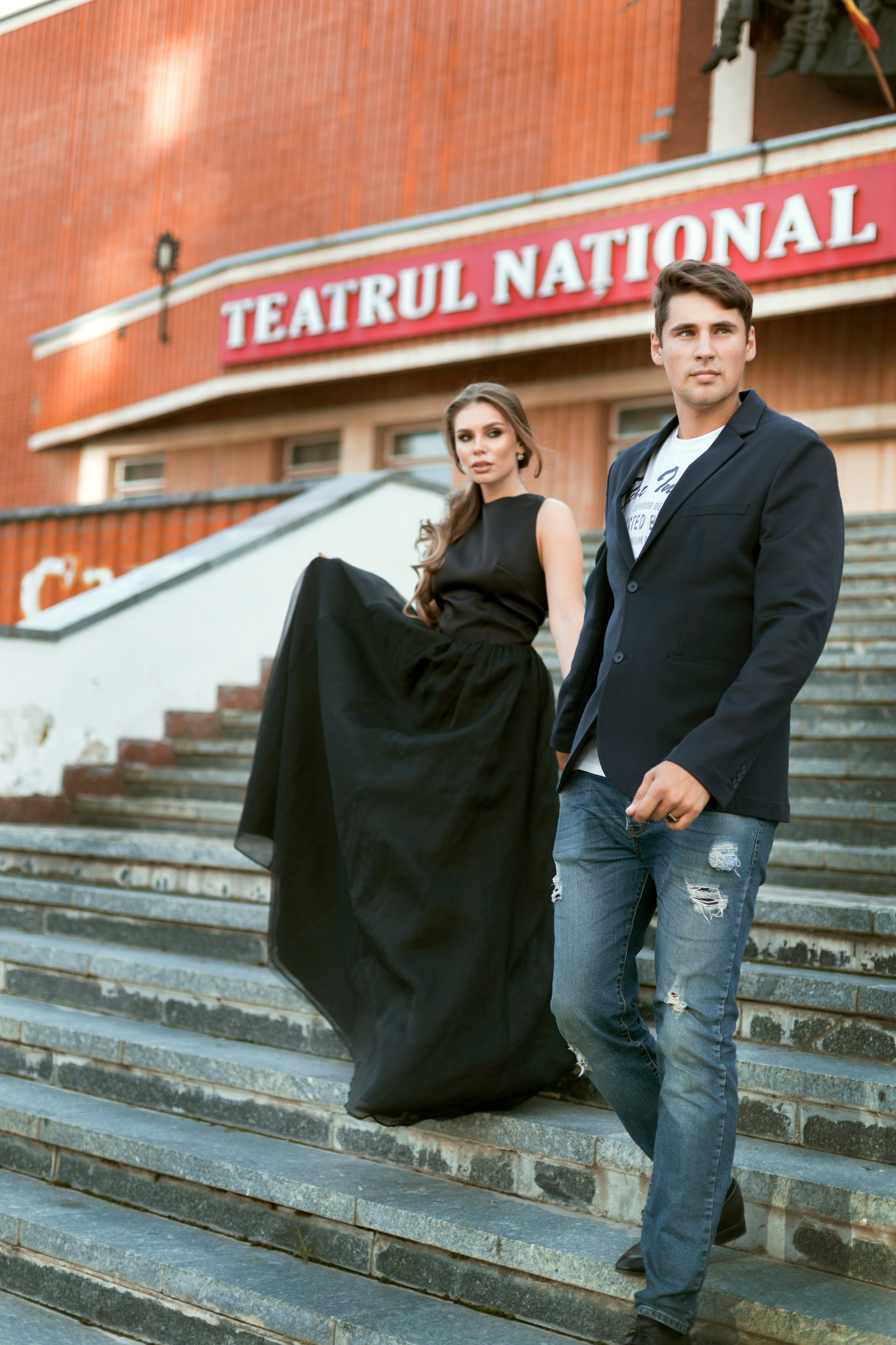 Влюблённая пара держится за руки в Москве на закате — love story фотосессия.