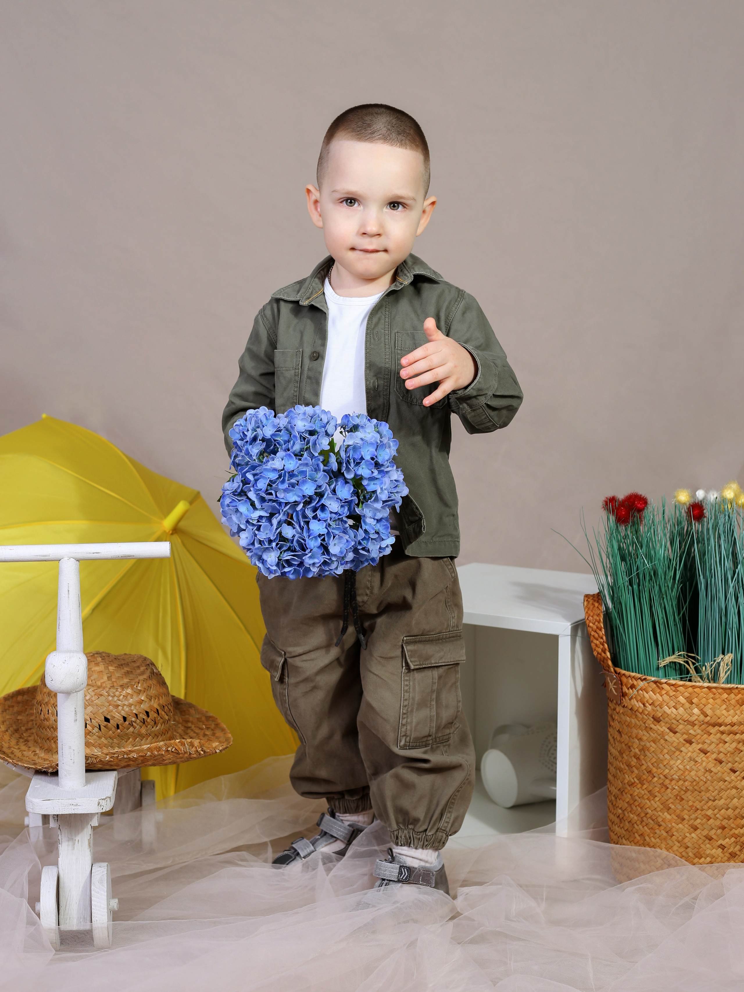 Общее фото в детском саду с выездным реквизитом в Тюмени. Выпускные альбомы в Тюмени для школ, садов, вузов спортивных секций