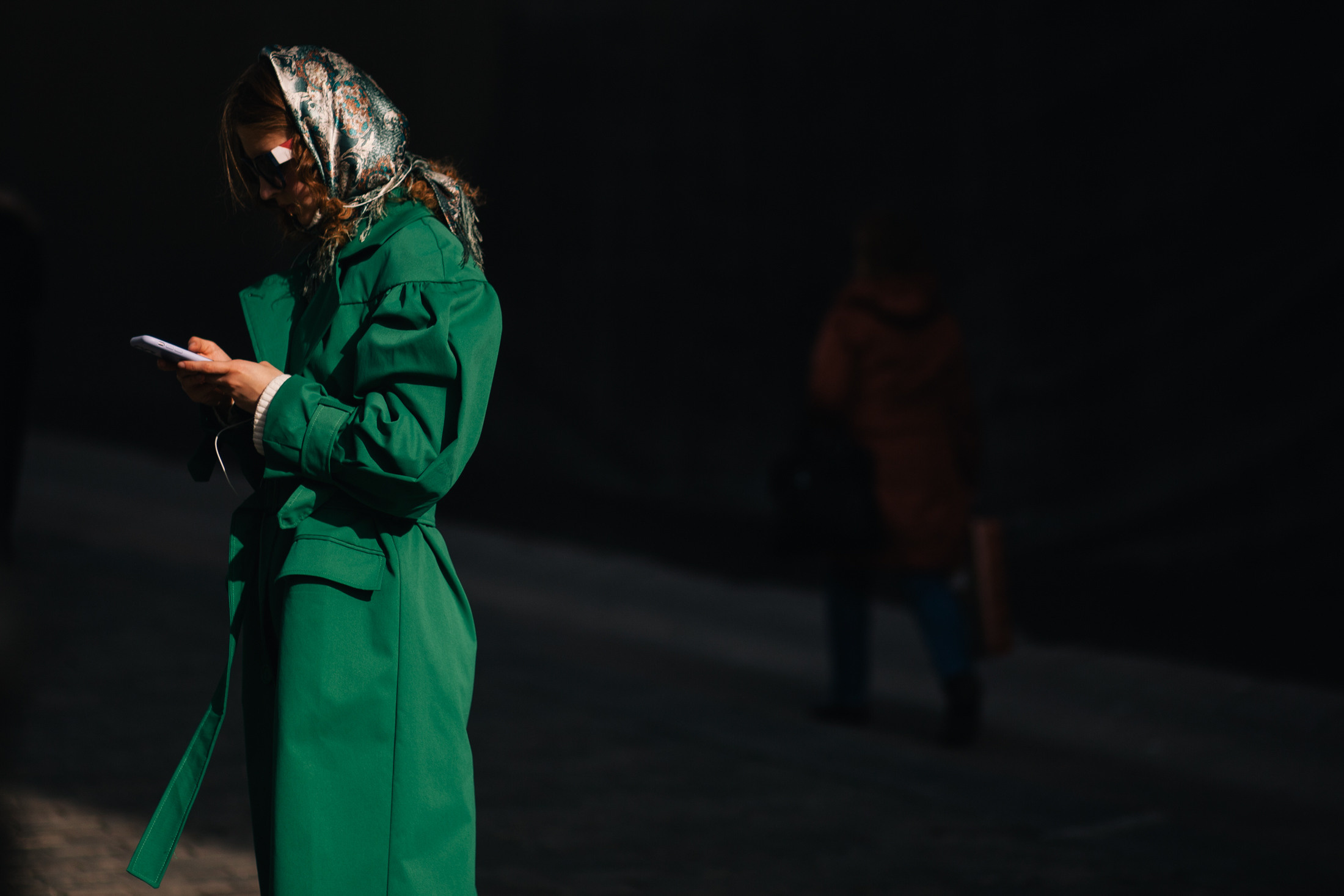 девушка в зеленом плаще