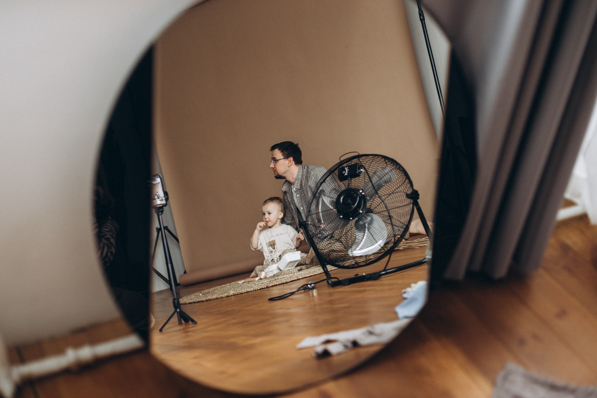 фото папы с сыном, снятое через зеркало 