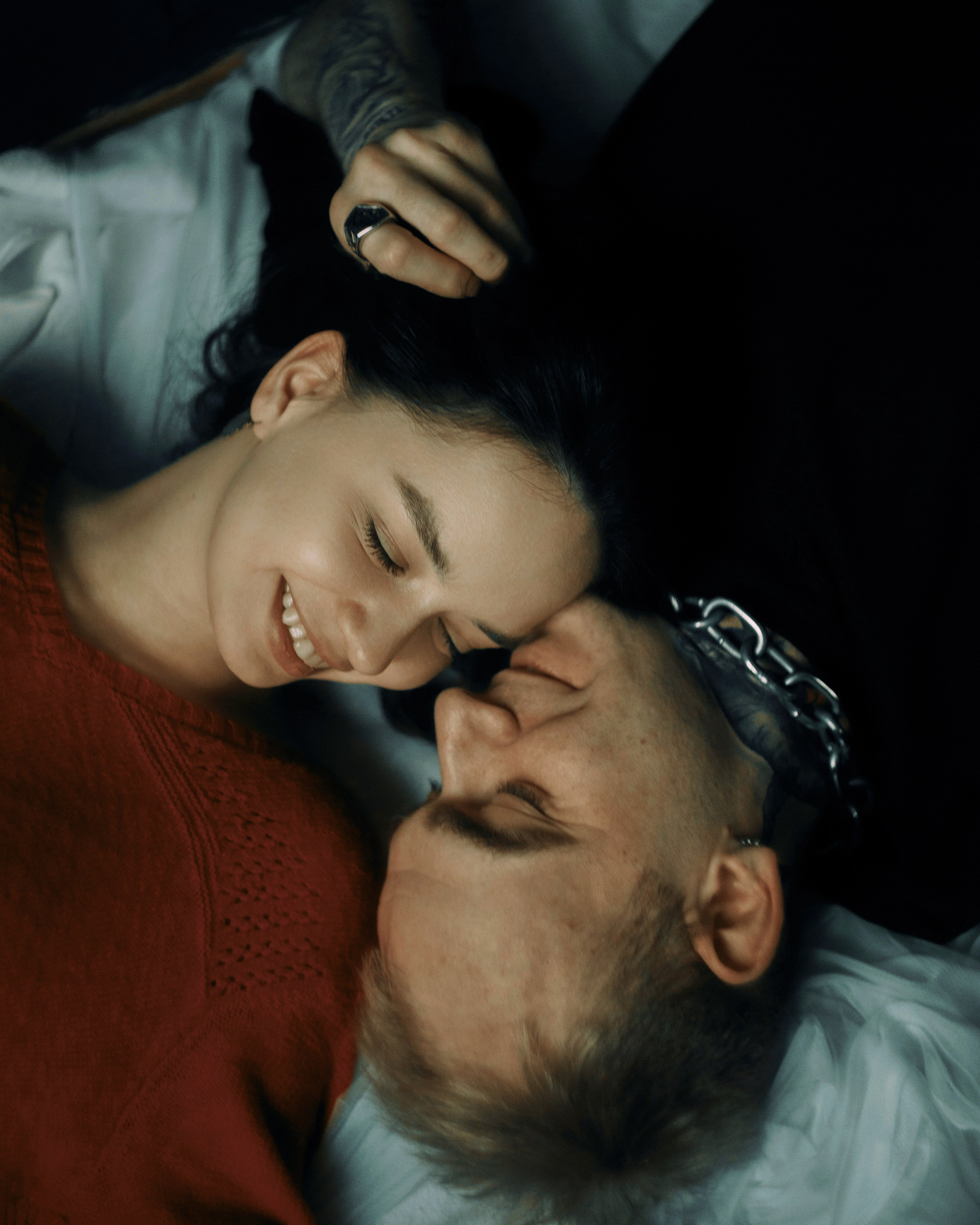 Свадебный фотограф СПб — лав стори фотосессия, пара лежит вместе, тёплая интимная сцена, пленочная стилистика