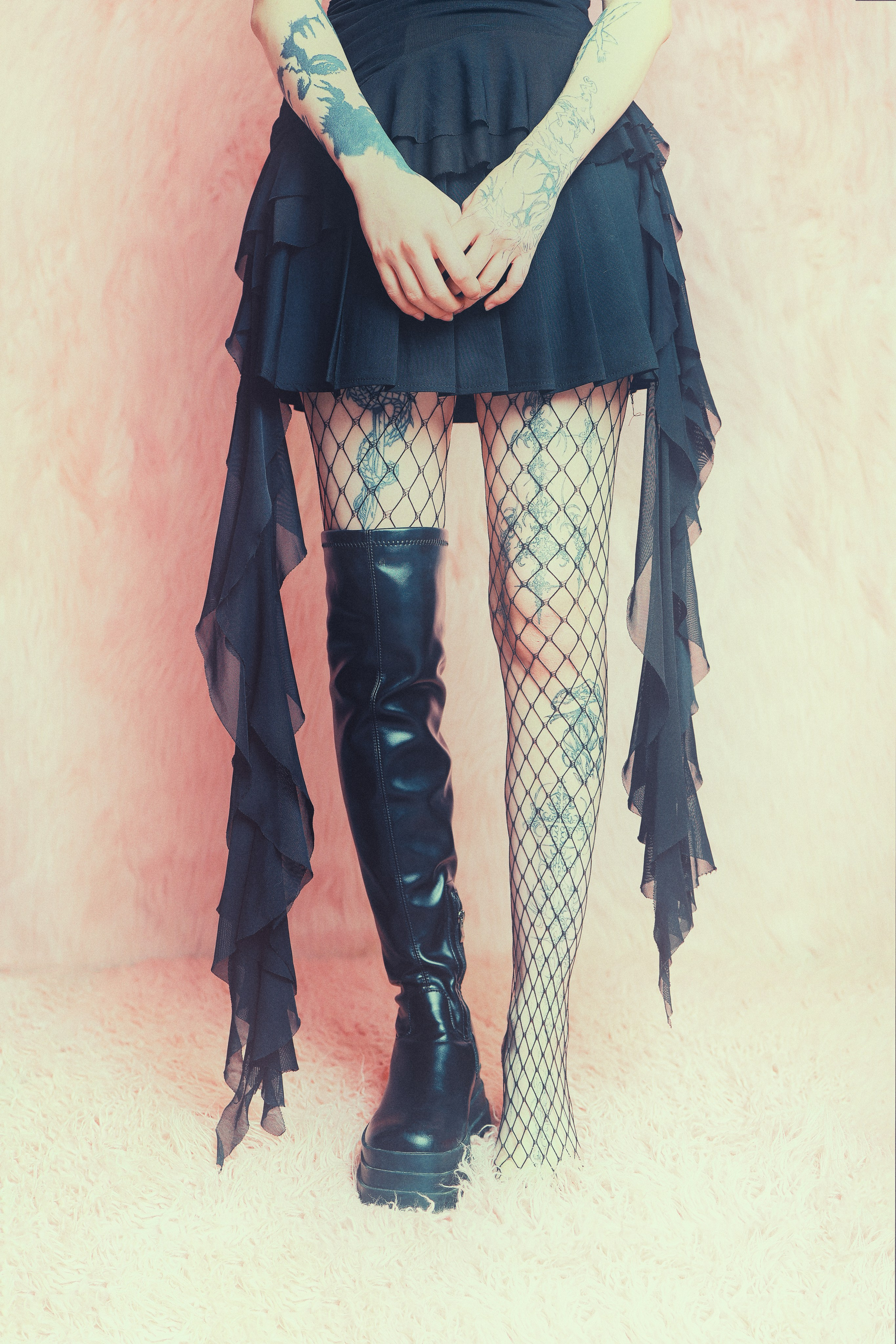 Женская фотосессия в розовой студии