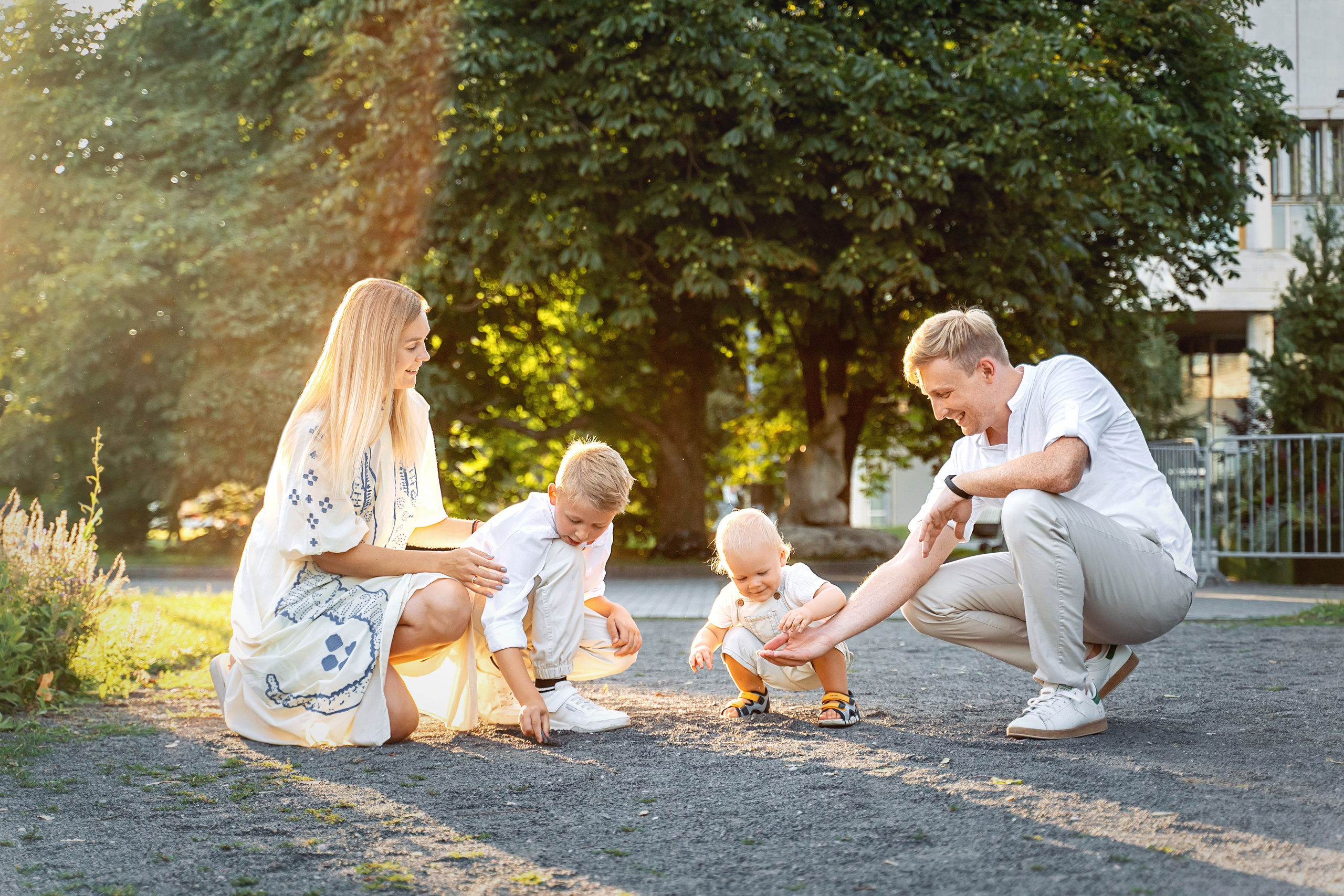 Семейная прогулка в парке Музеон на закате. Фотограф \ Видеограф на Крещение, Венчание Москва| Семейные съемки