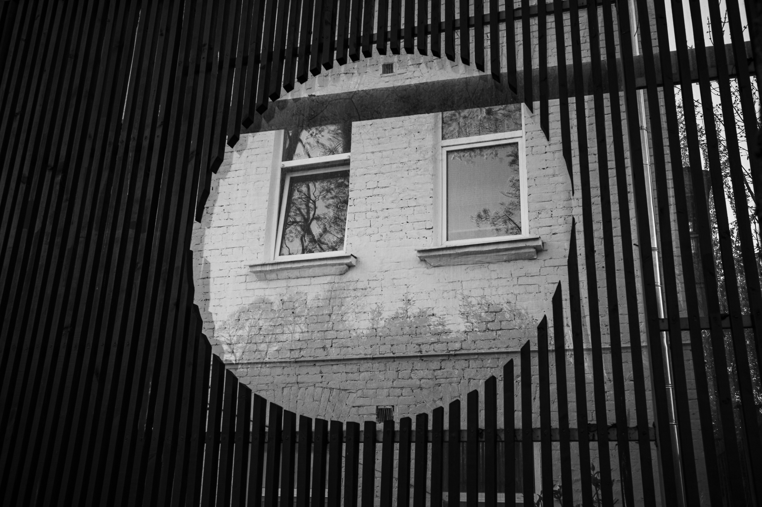 Круглое видовое отверстие в заборе в саду Эрмитаж в Москве