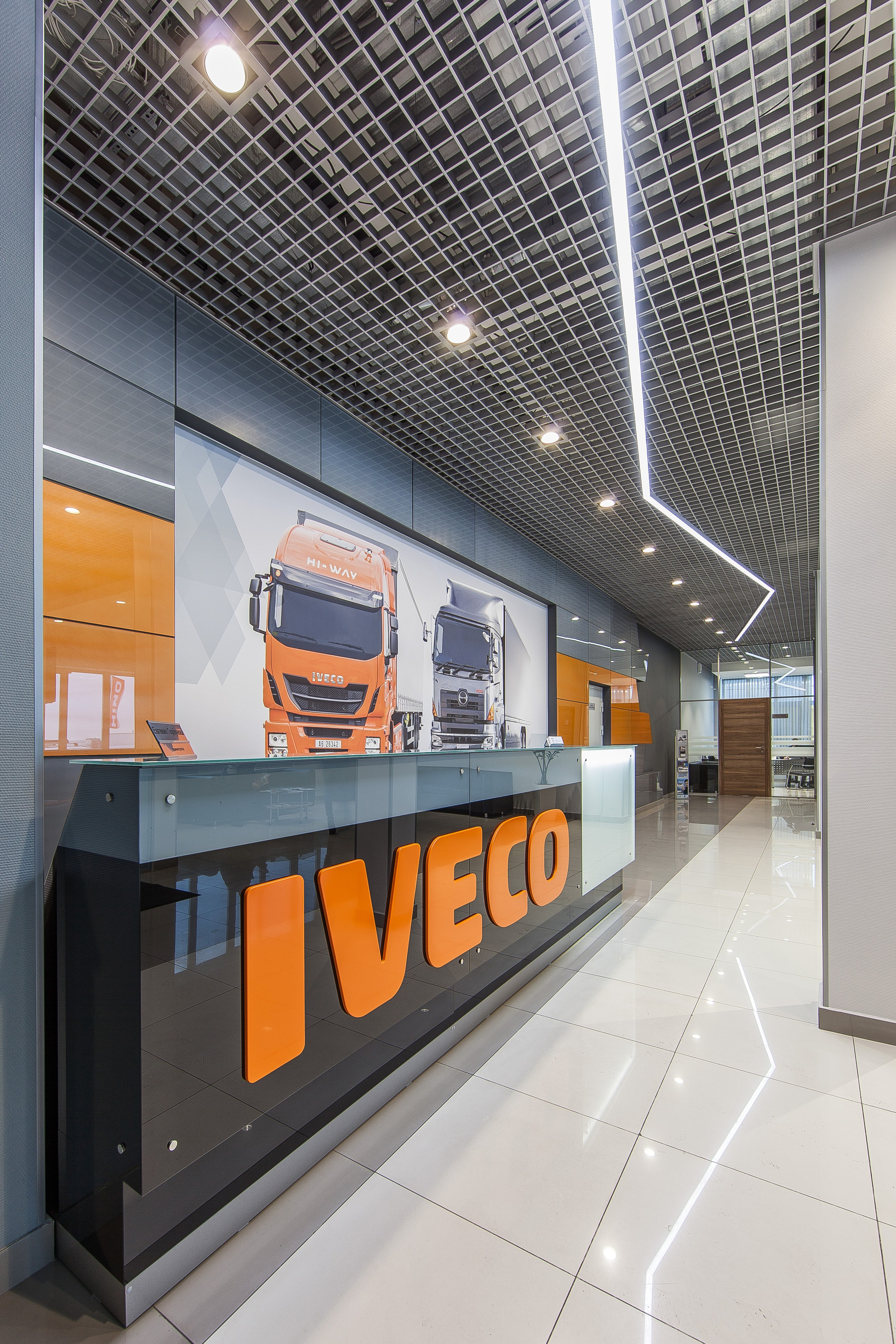 ШОУРУМ ПО ПРОДАЖЕ ГРУЗОВИКОВ IVECO. Архитектурно-дизайнерское бюро ROOMS