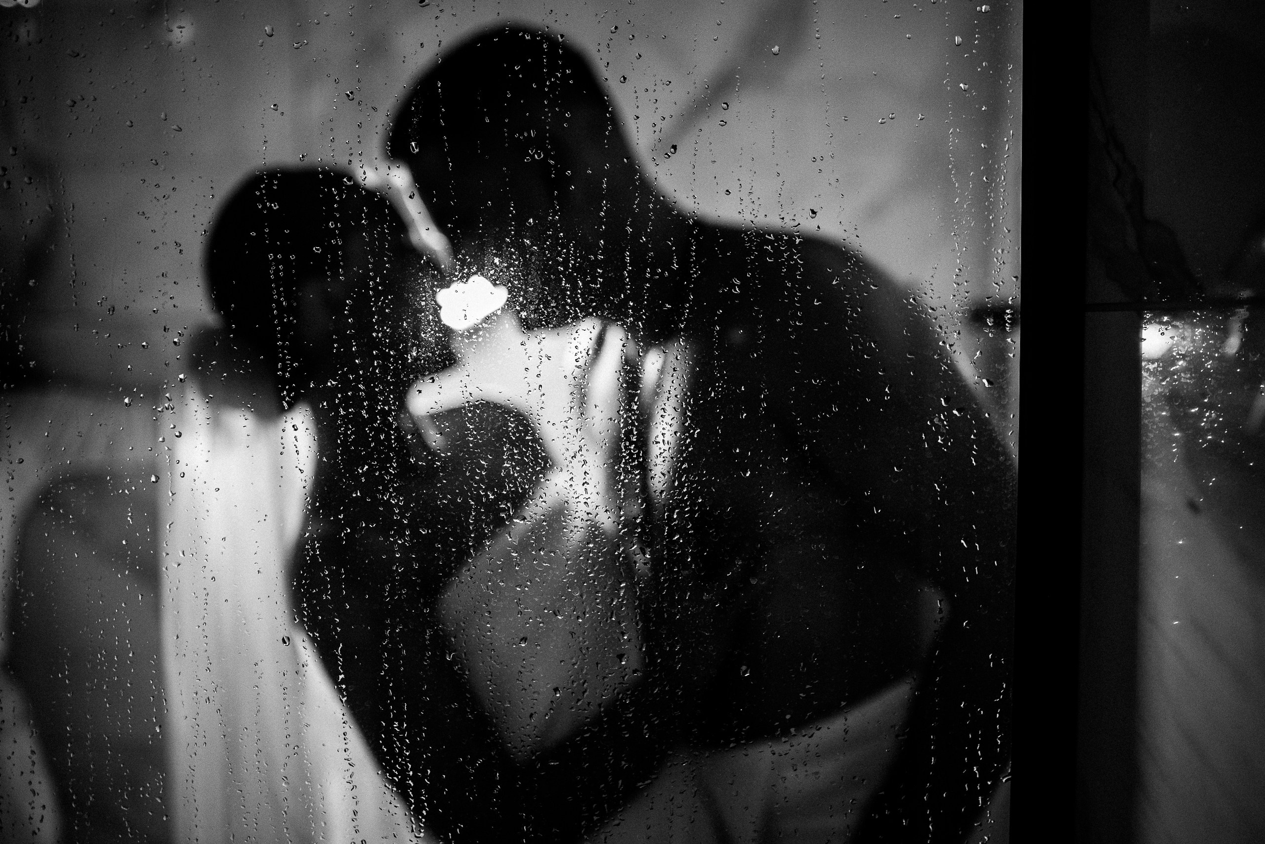 Здравствуйте! Я свадебный фотограф из Ульяновска, работаю в том числе по всей России и с выездом за границу. Снимаю свадьбы, lovestory, корпоративы, светский репортаж. Провожу обучение по фотографии, мастер-классы и воркшопы для других фотографов.