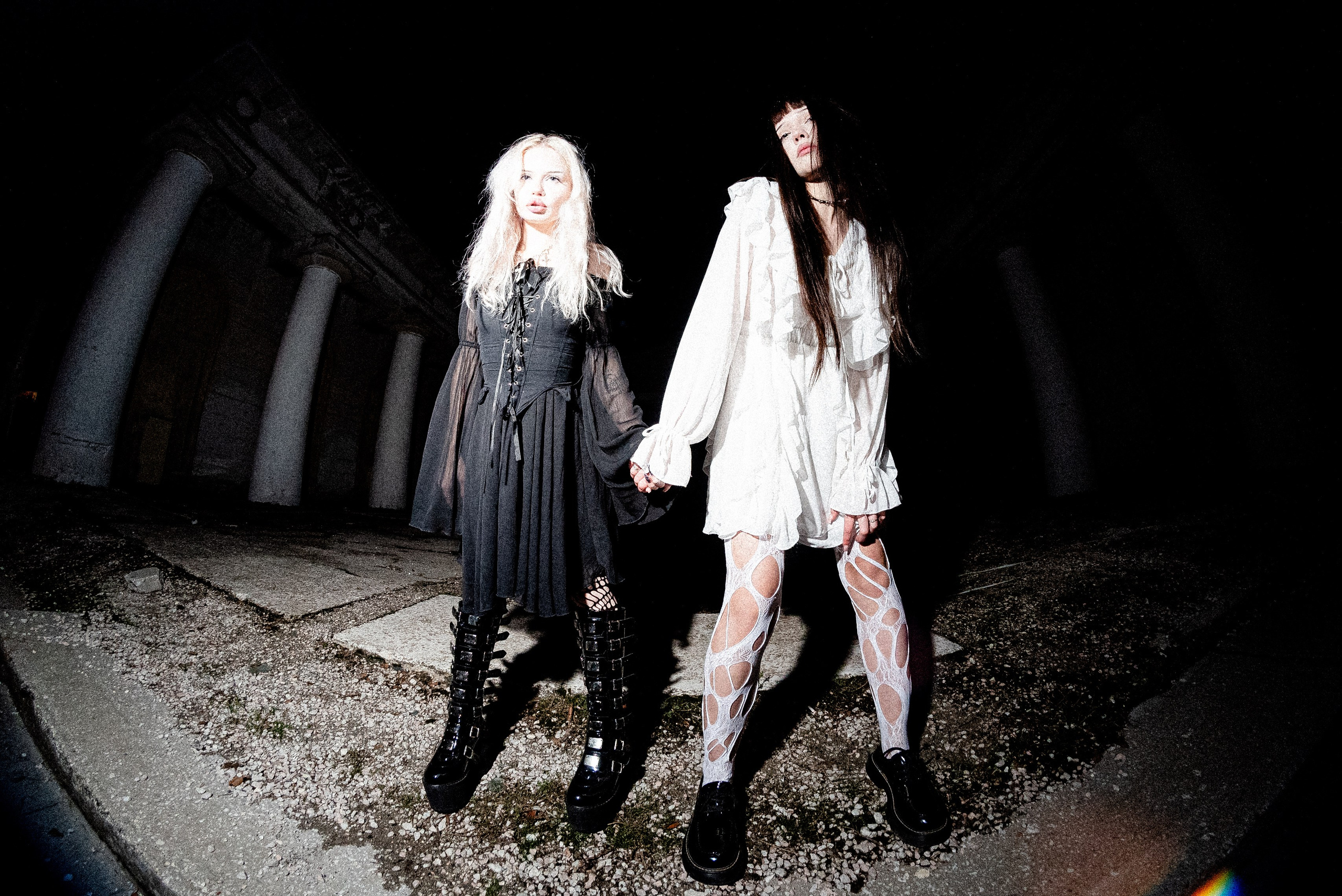 Фотосессия для альтушек в Волжском - две девушки в контрастных платьях на фоне заброшенного здания.