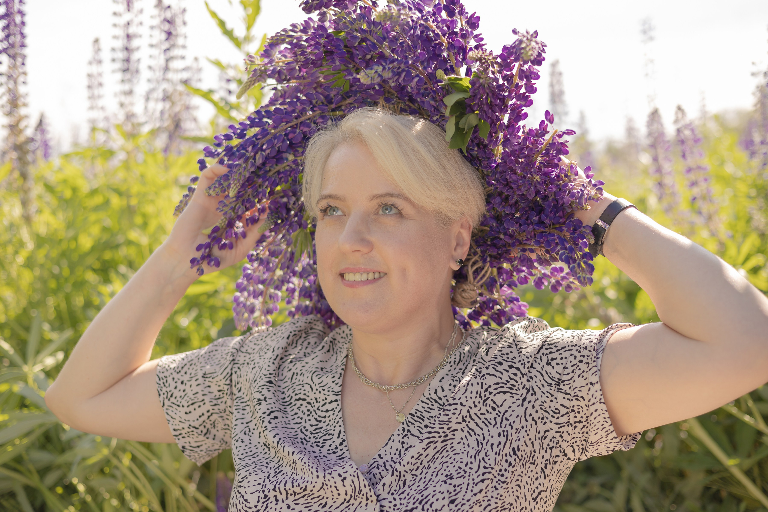 Фотосессия в поле с люпинами