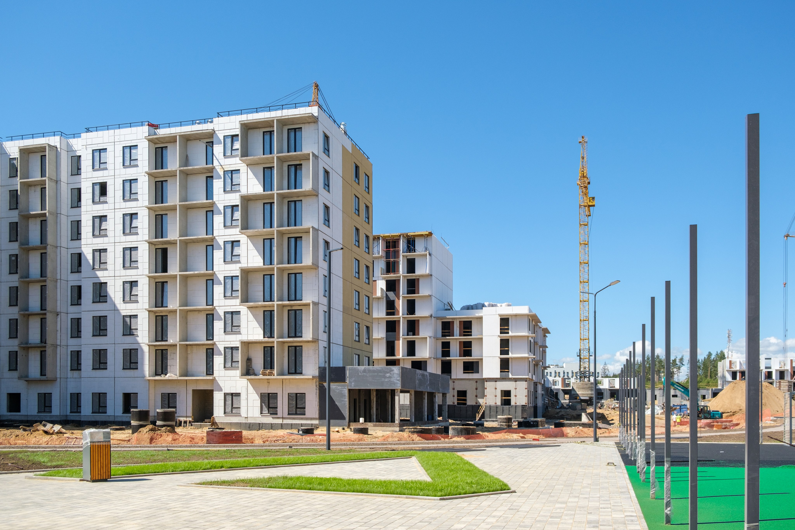 На изображении представлены современные многоквартирные жилые дома. Это может быть частью жилого комплекса, предназначенного для комфортного проживания.