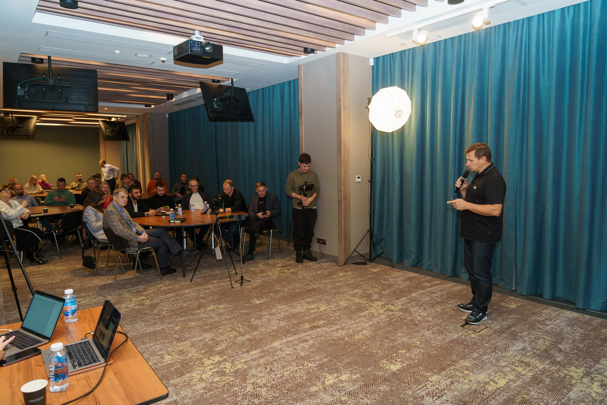 Выступление спикера. Photomantis