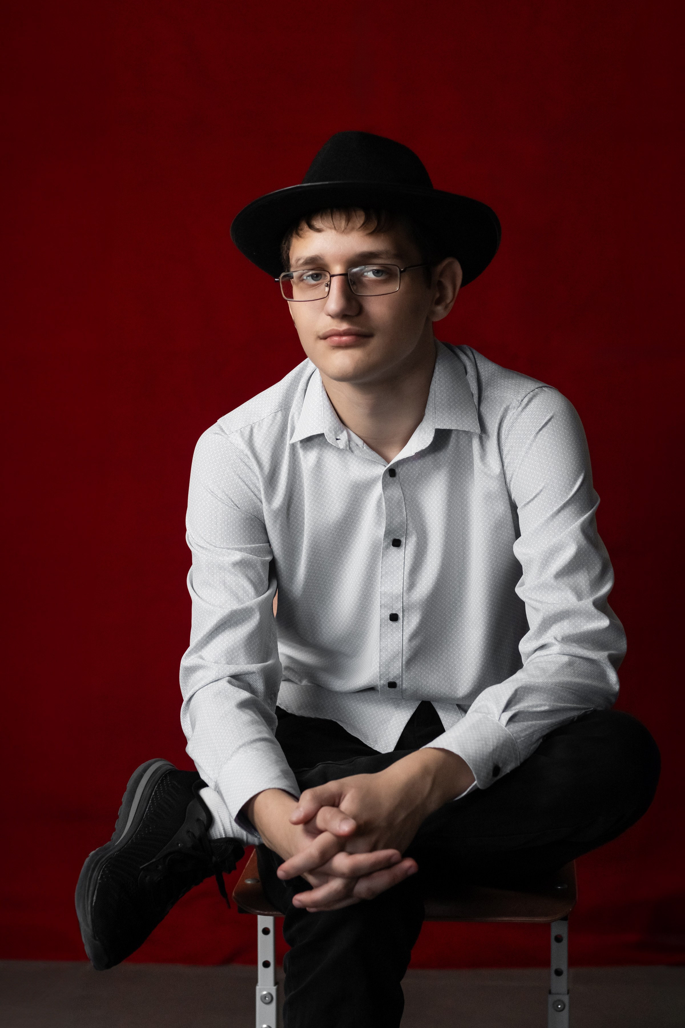 Портреты на красном фоне школа / студия. Ольга Плаксина фотограф в Саратове