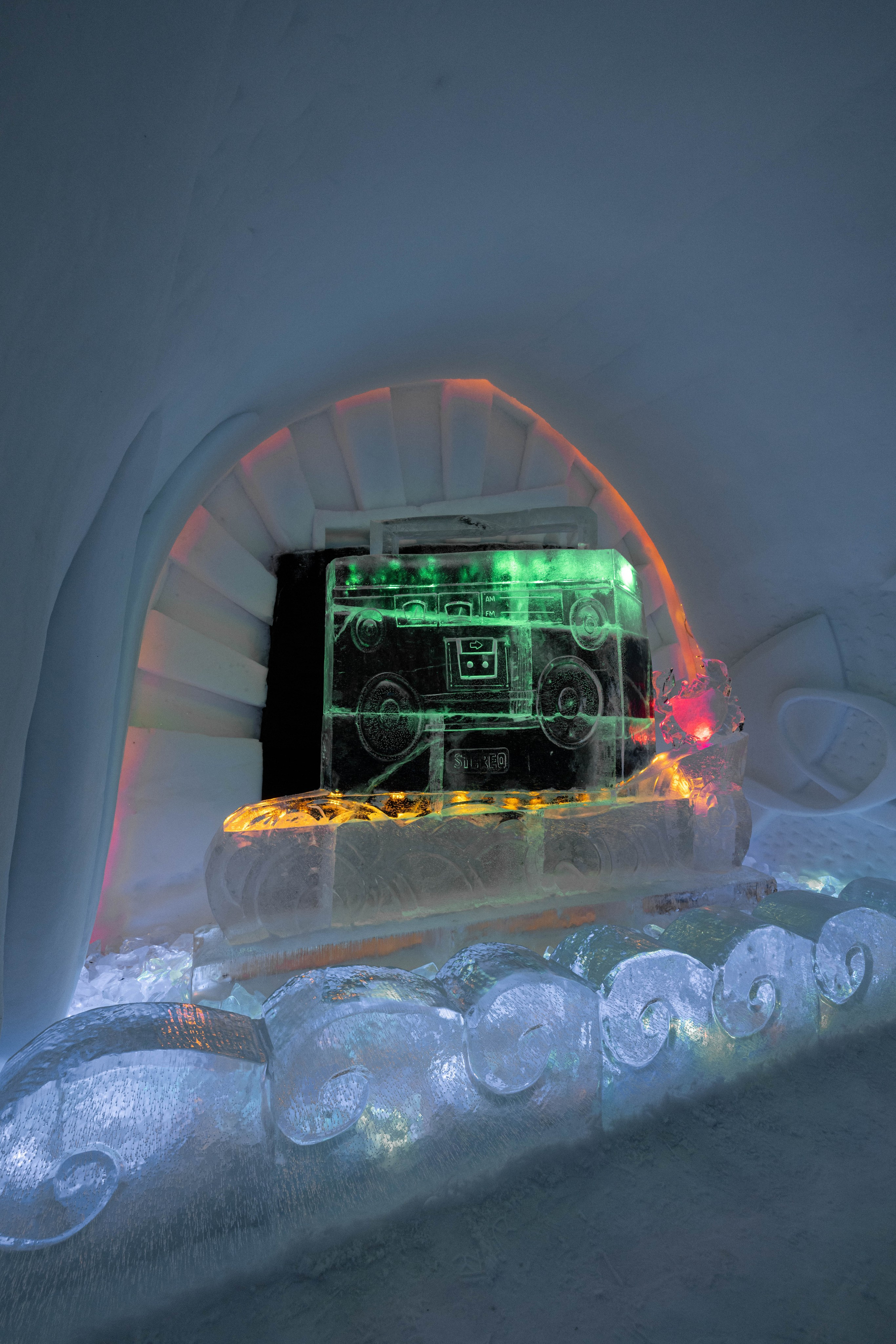 Снежная деревня. Турист оптимист