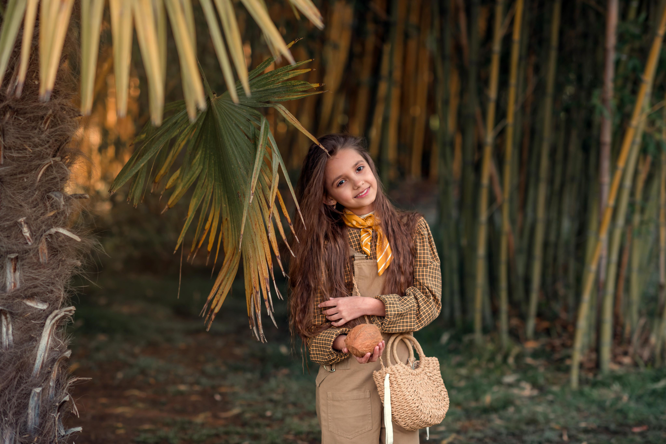 сочи адлер юг море пальма бамбук девочка коричневый зима весна лето осень кокос