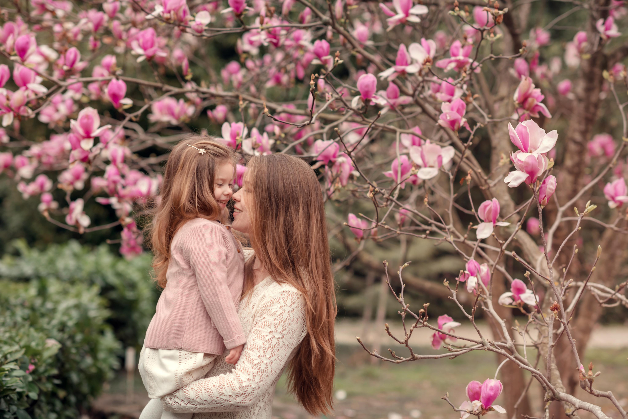 магнолия сочи мама дочь семья любовь нежность розовый трикотаж цветы цветение весна лето осень зима