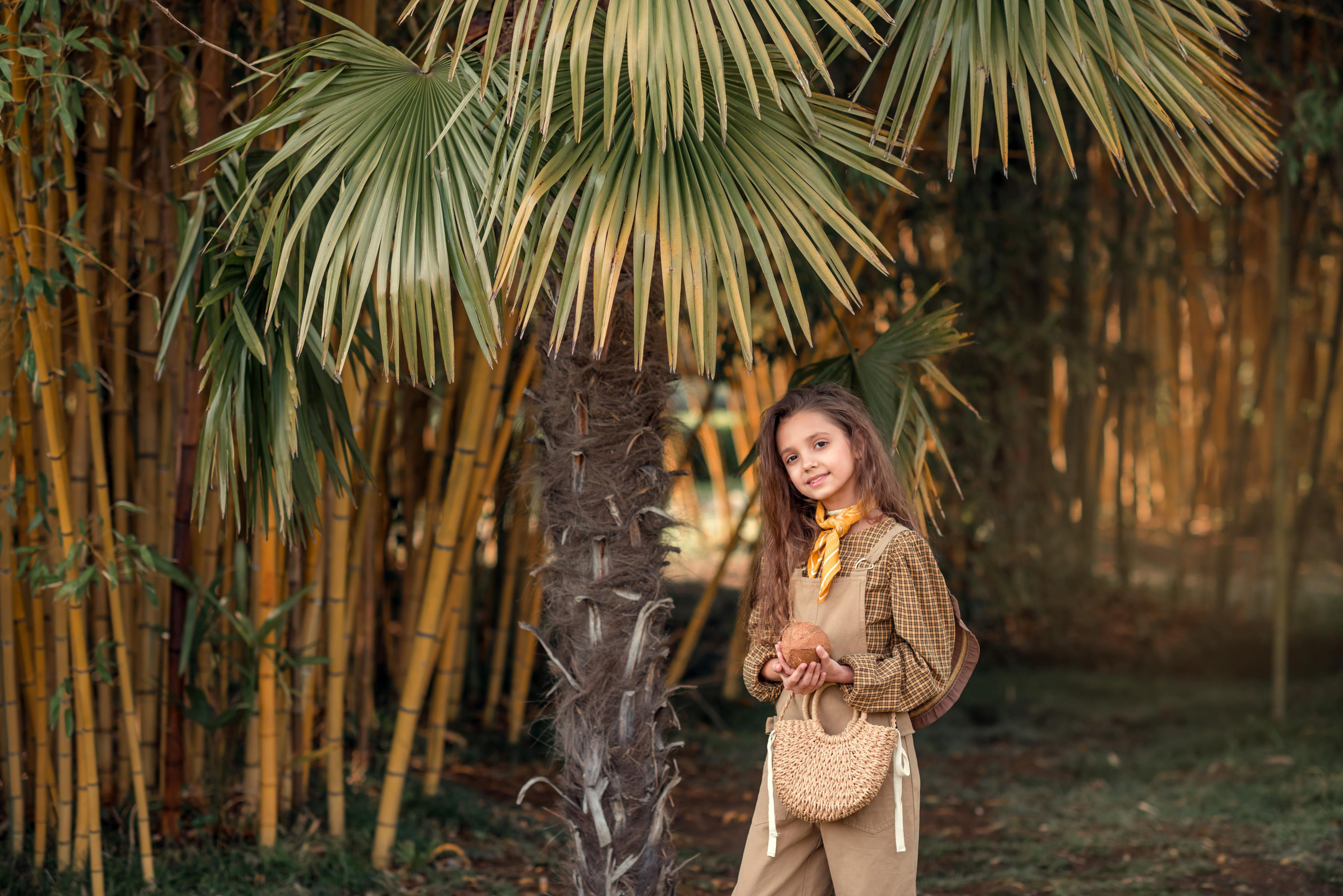 сочи адлер юг море пальма бамбук девочка коричневый зима весна лето осень кокос