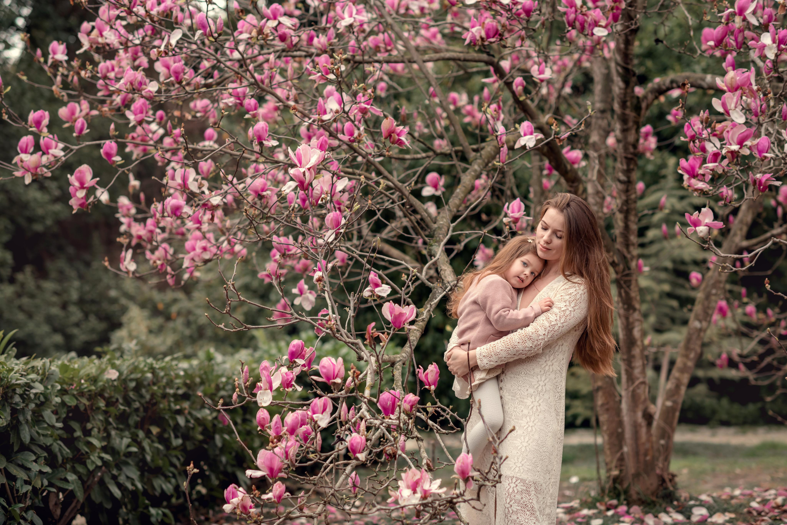 магнолия сочи мама дочь семья любовь нежность розовый трикотаж цветы цветение весна лето осень зима