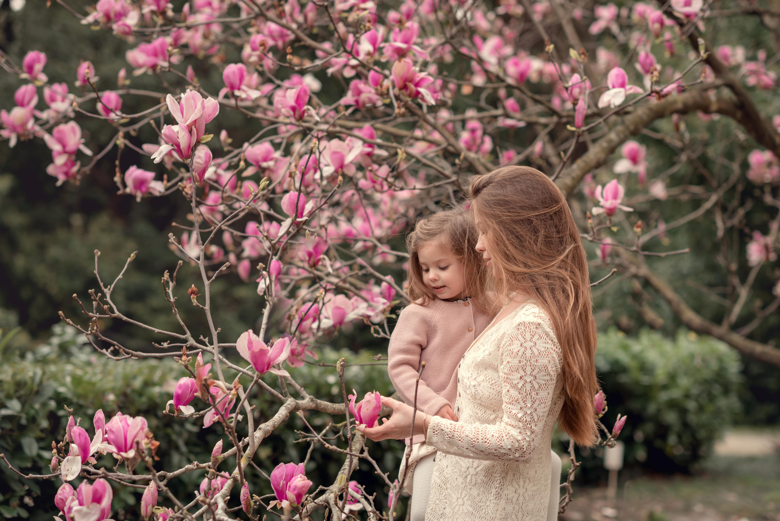 магнолия сочи мама дочь семья любовь нежность розовый трикотаж цветы цветение весна лето осень зима
